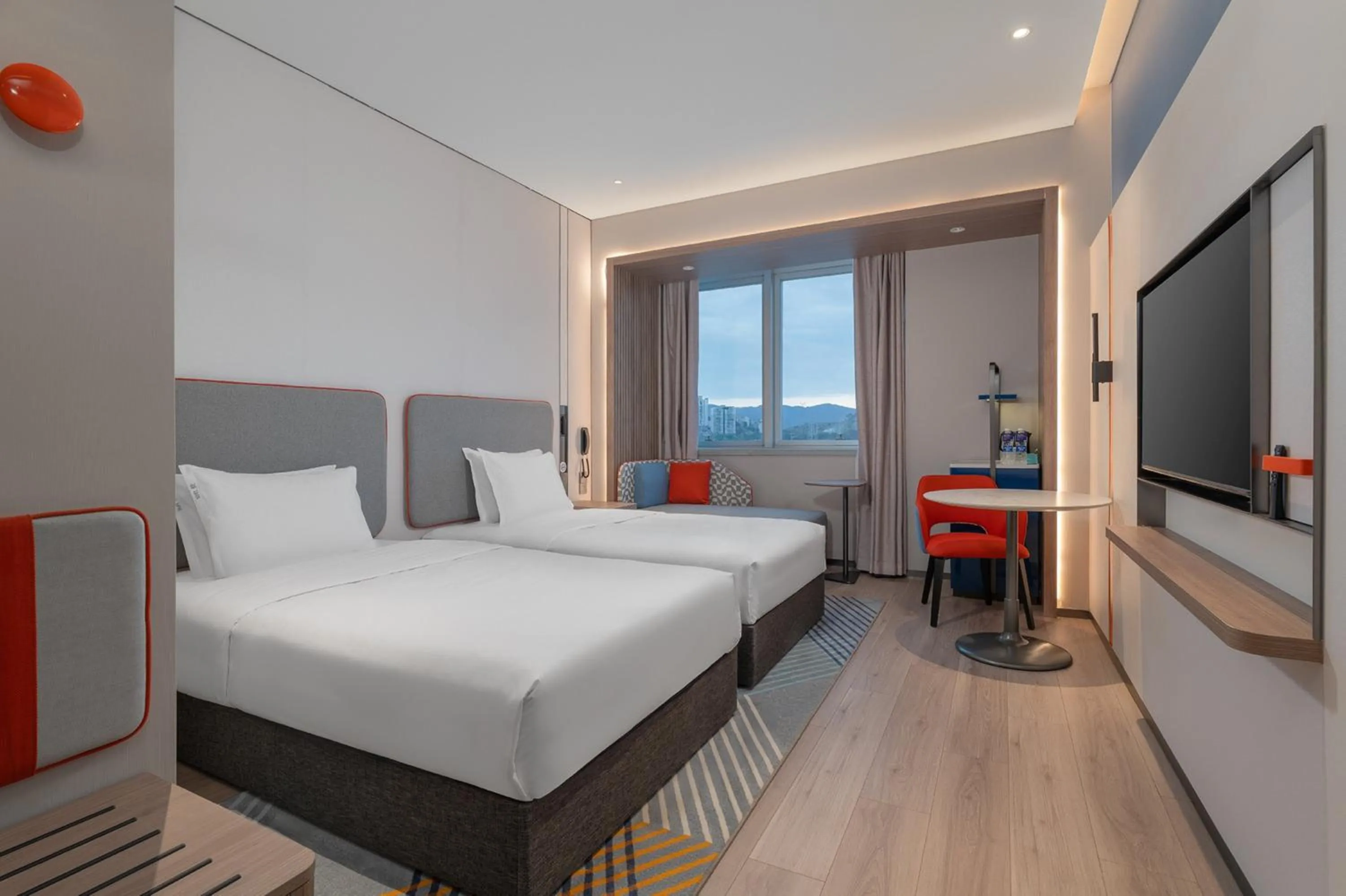 Photo of the whole room, Bed in Holiday Inn Express Chongqing Liangjiang Yufu by IHG