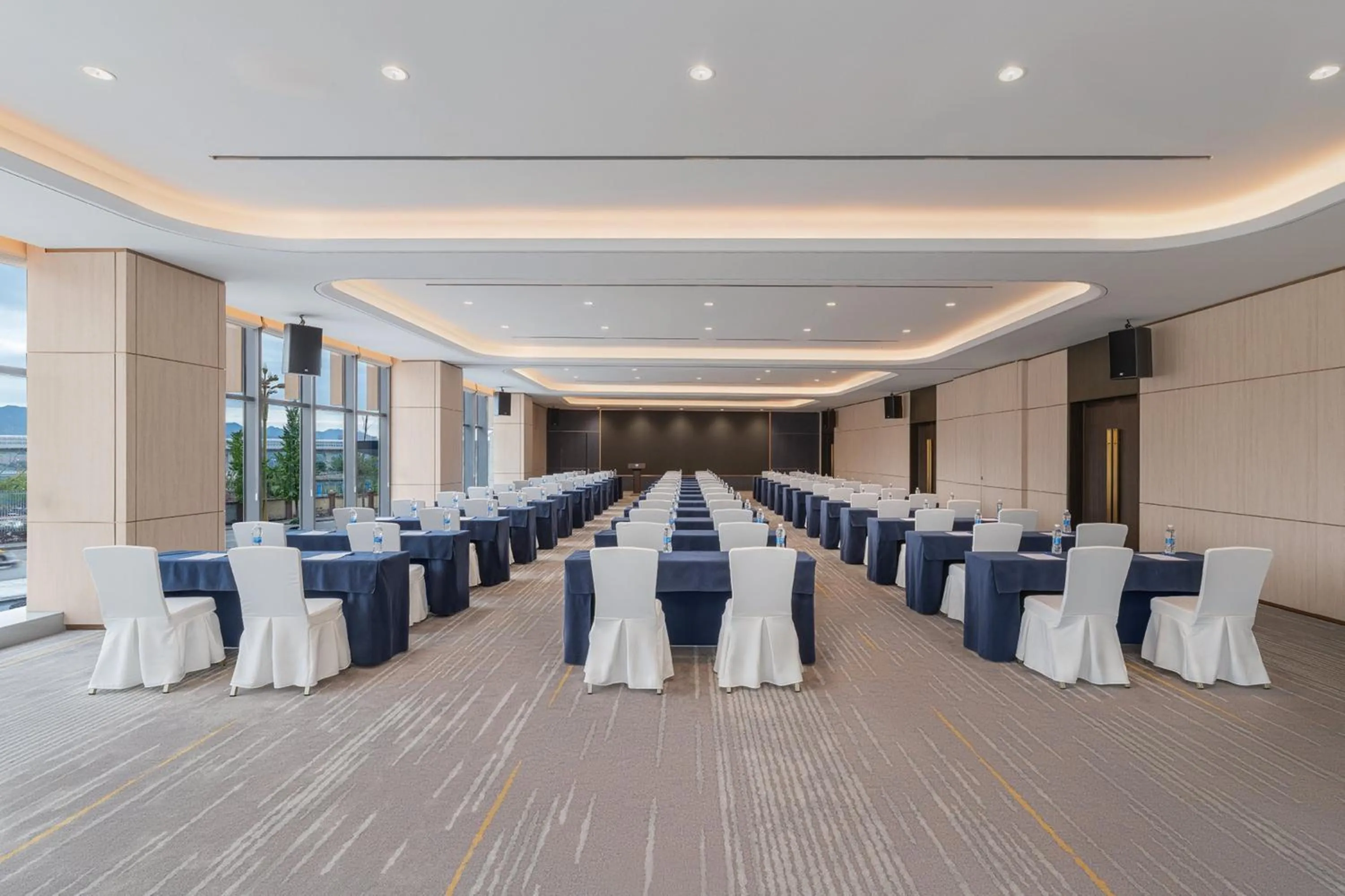 Meeting/conference room in Holiday Inn Express Chongqing Liangjiang Yufu by IHG