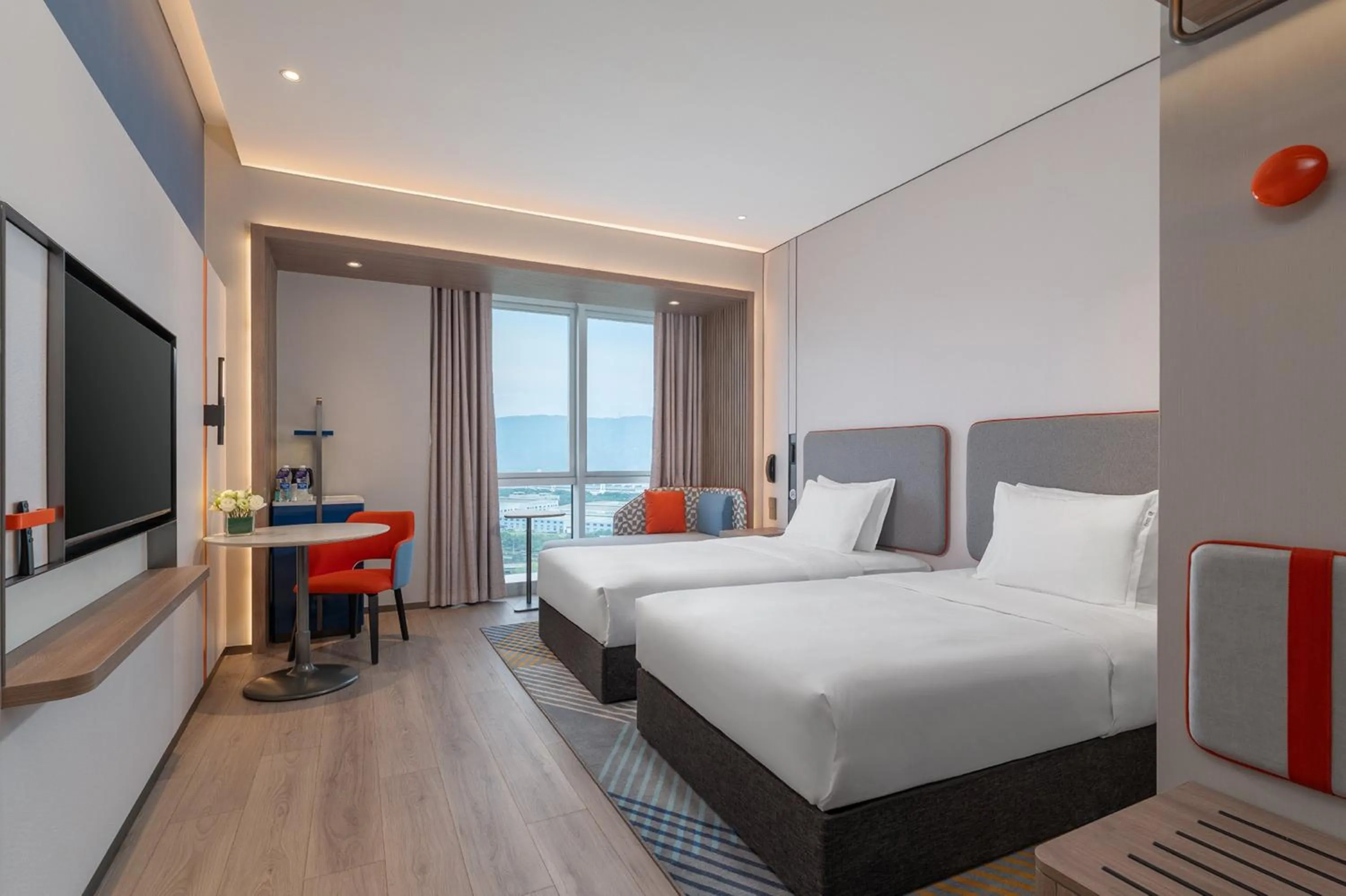 Photo of the whole room, Bed in Holiday Inn Express Chongqing Liangjiang Yufu by IHG