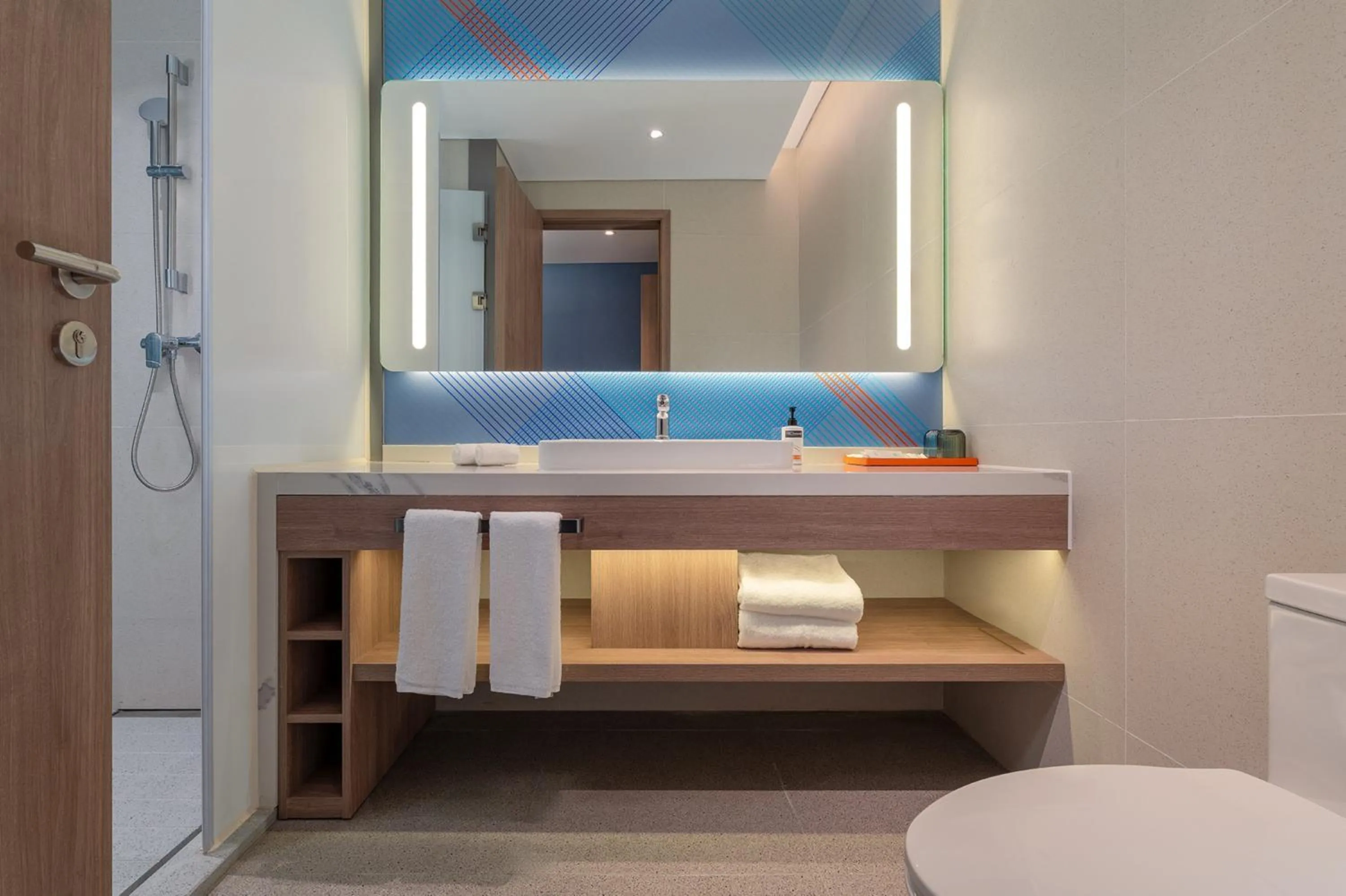 Bathroom, Bed in Holiday Inn Express Chongqing Liangjiang Yufu by IHG