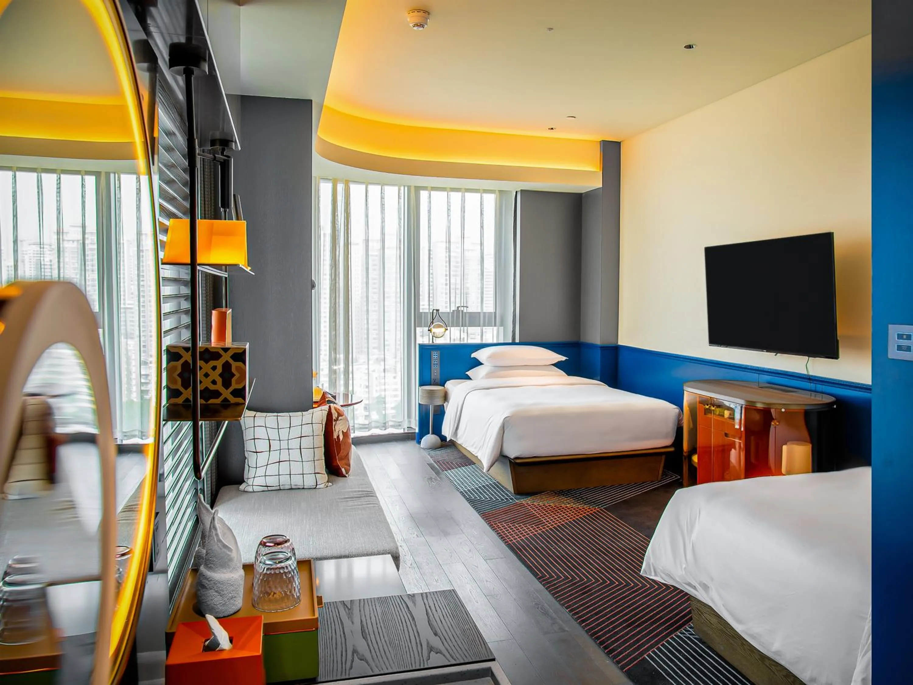 Photo of the whole room, Bed in Hotel Indigo Zhuhai Xiangzhou by IHG