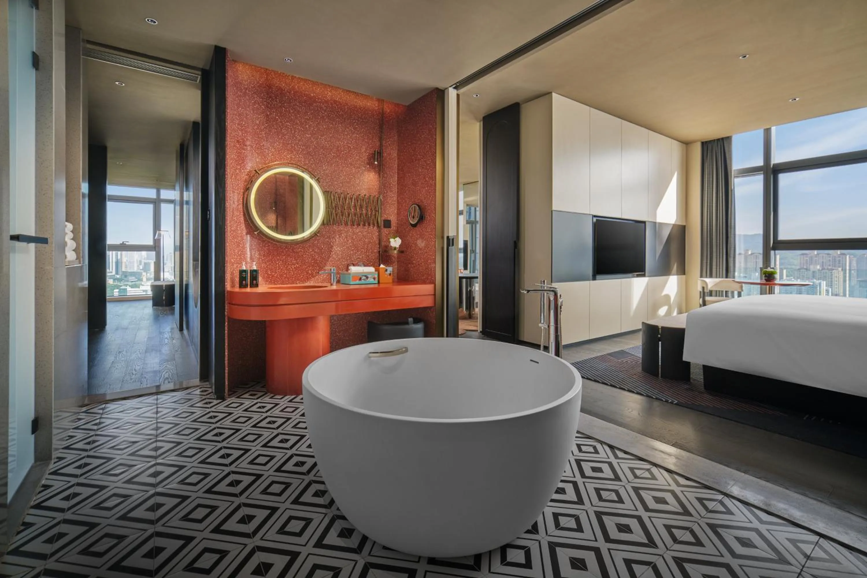 Photo of the whole room, Bed in Hotel Indigo Zhuhai Xiangzhou by IHG