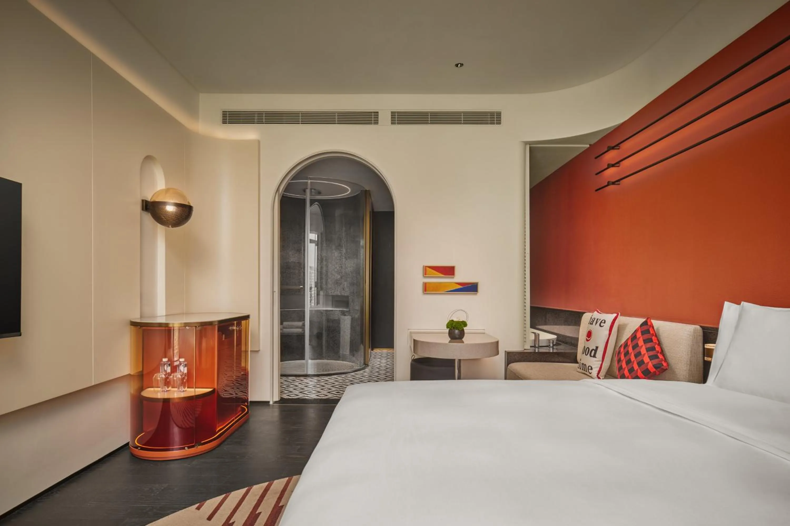 Photo of the whole room, Bed in Hotel Indigo Zhuhai Xiangzhou by IHG