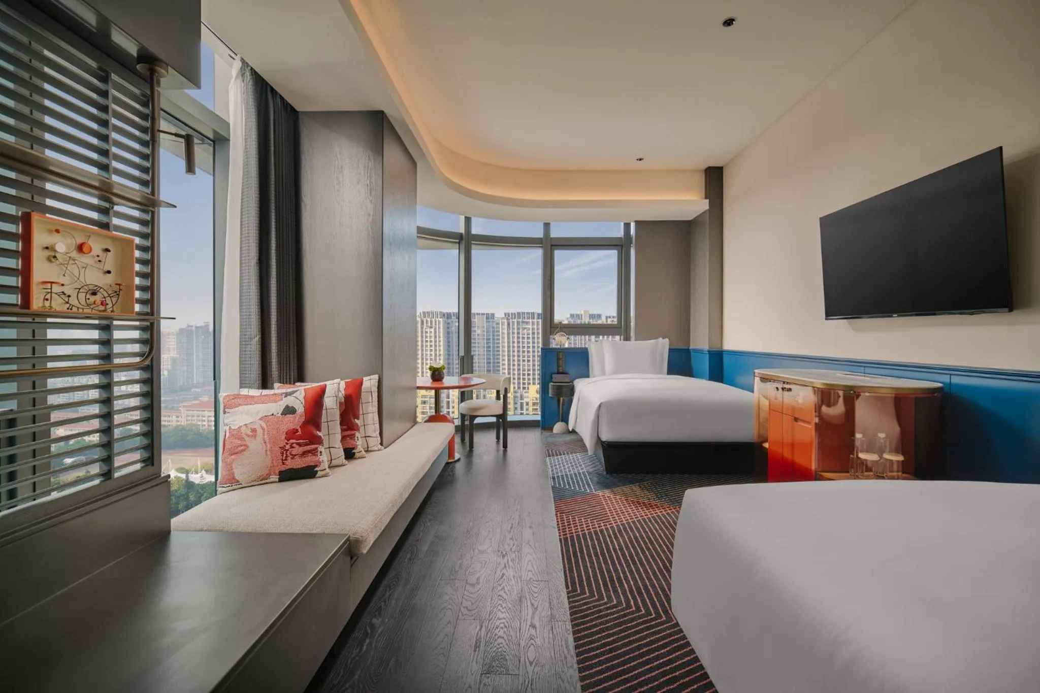 Photo of the whole room, Bed in Hotel Indigo Zhuhai Xiangzhou by IHG