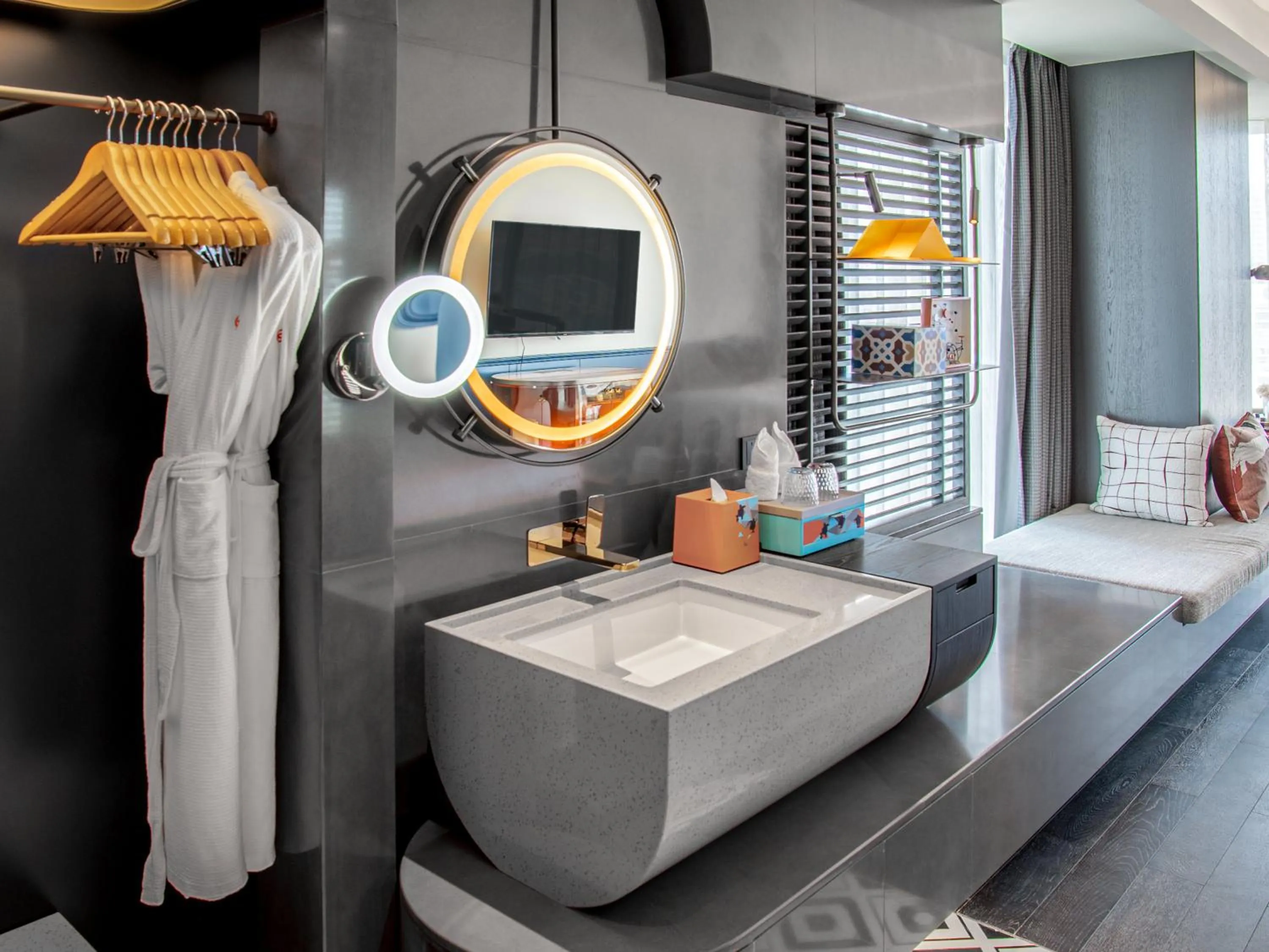 Photo of the whole room, Bed in Hotel Indigo Zhuhai Xiangzhou by IHG