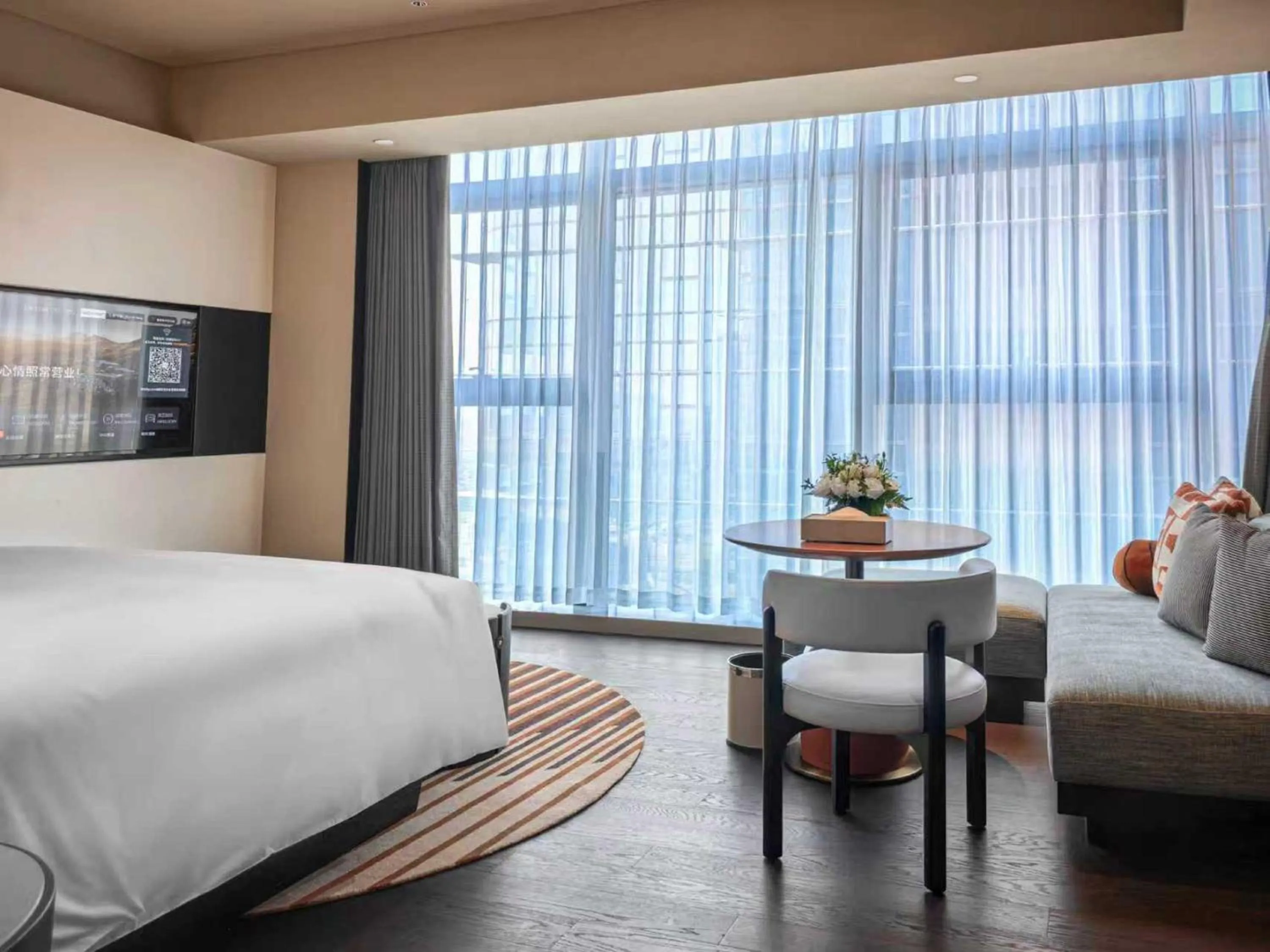 Photo of the whole room, Bed in Hotel Indigo Zhuhai Xiangzhou by IHG