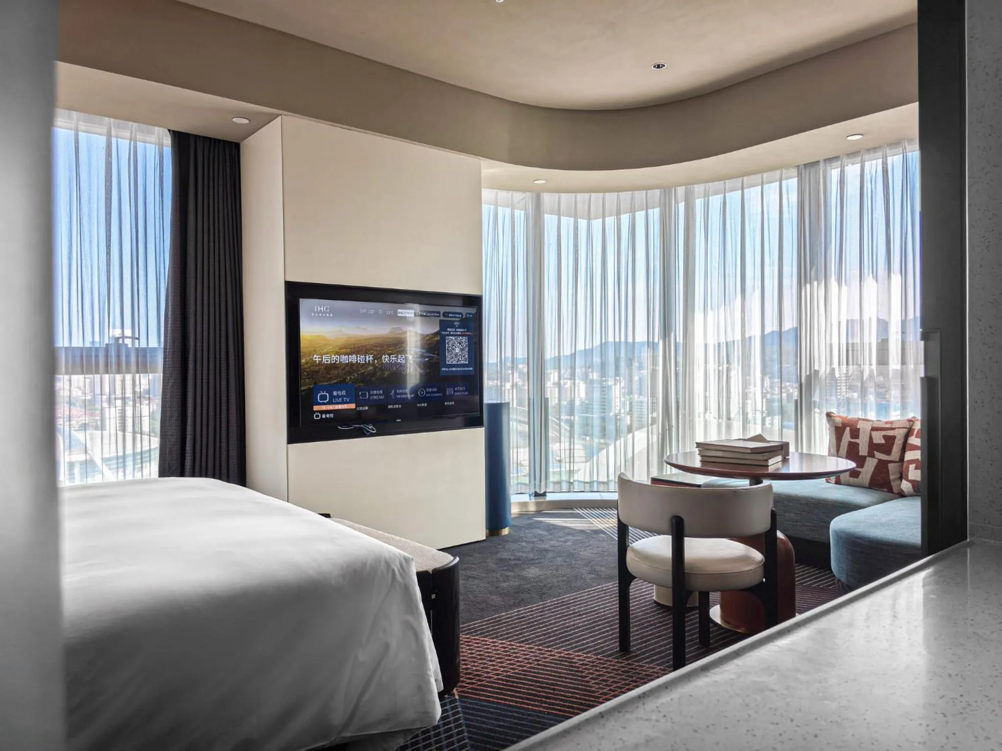 Photo of the whole room, Bed in Hotel Indigo Zhuhai Xiangzhou by IHG