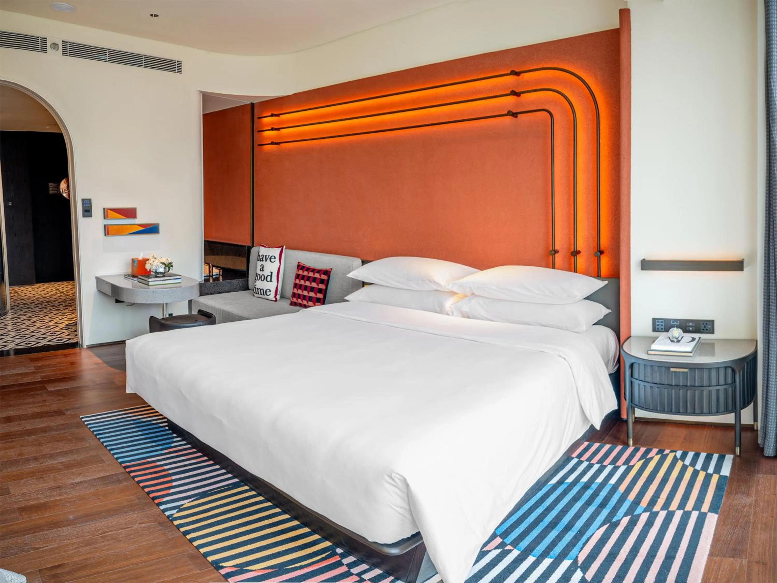 Photo of the whole room, Bed in Hotel Indigo Zhuhai Xiangzhou by IHG