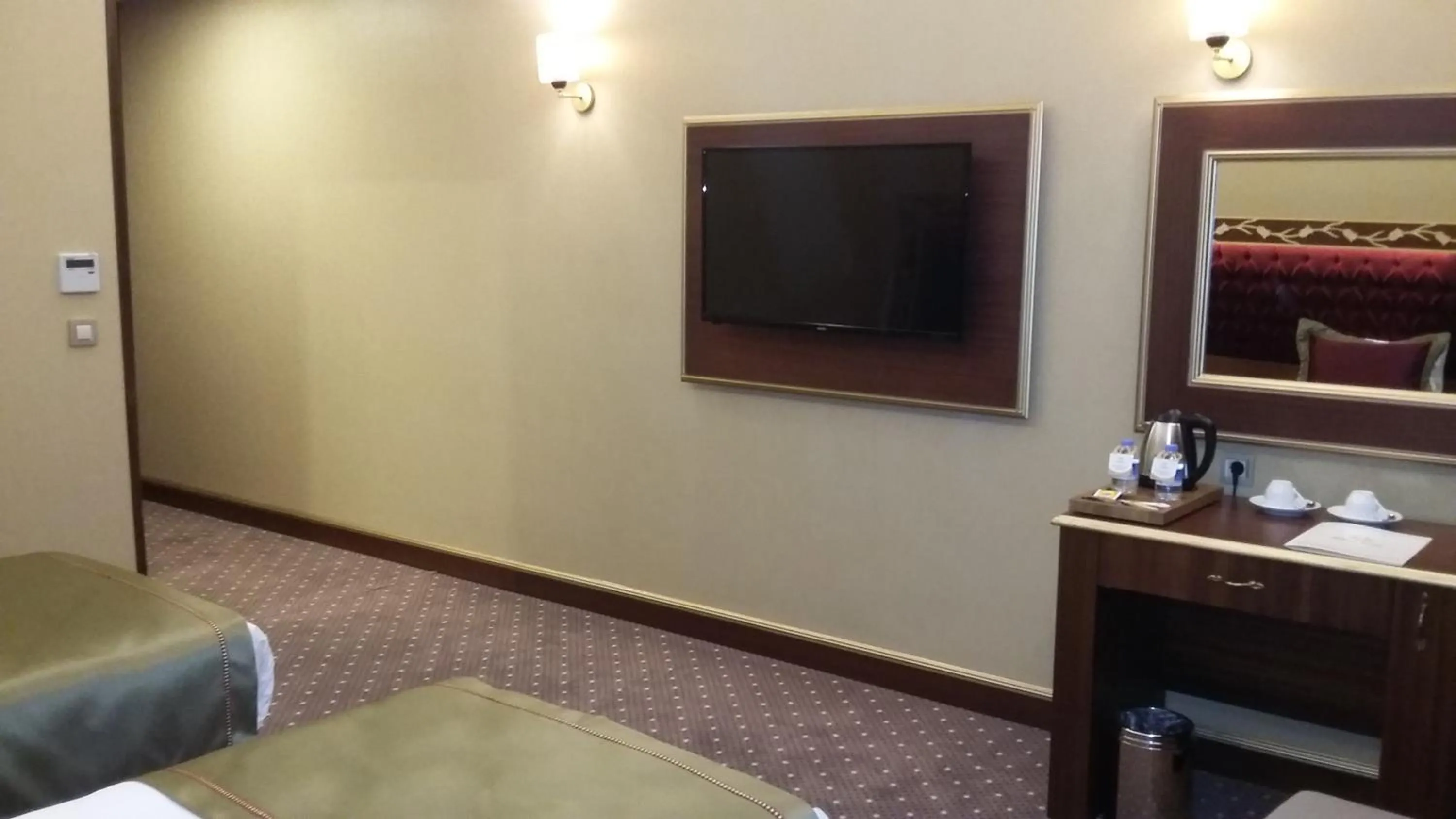 Bed, TV/Entertainment Center in MB Deluxe Hotel