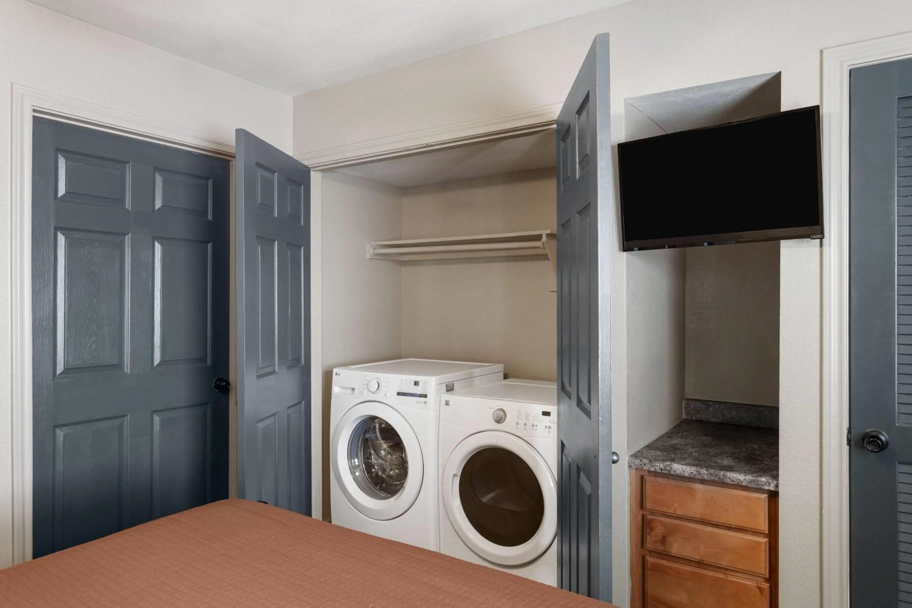 washing machine in Eagle's Den Suites Big Spring a Travelodge by Wyndham