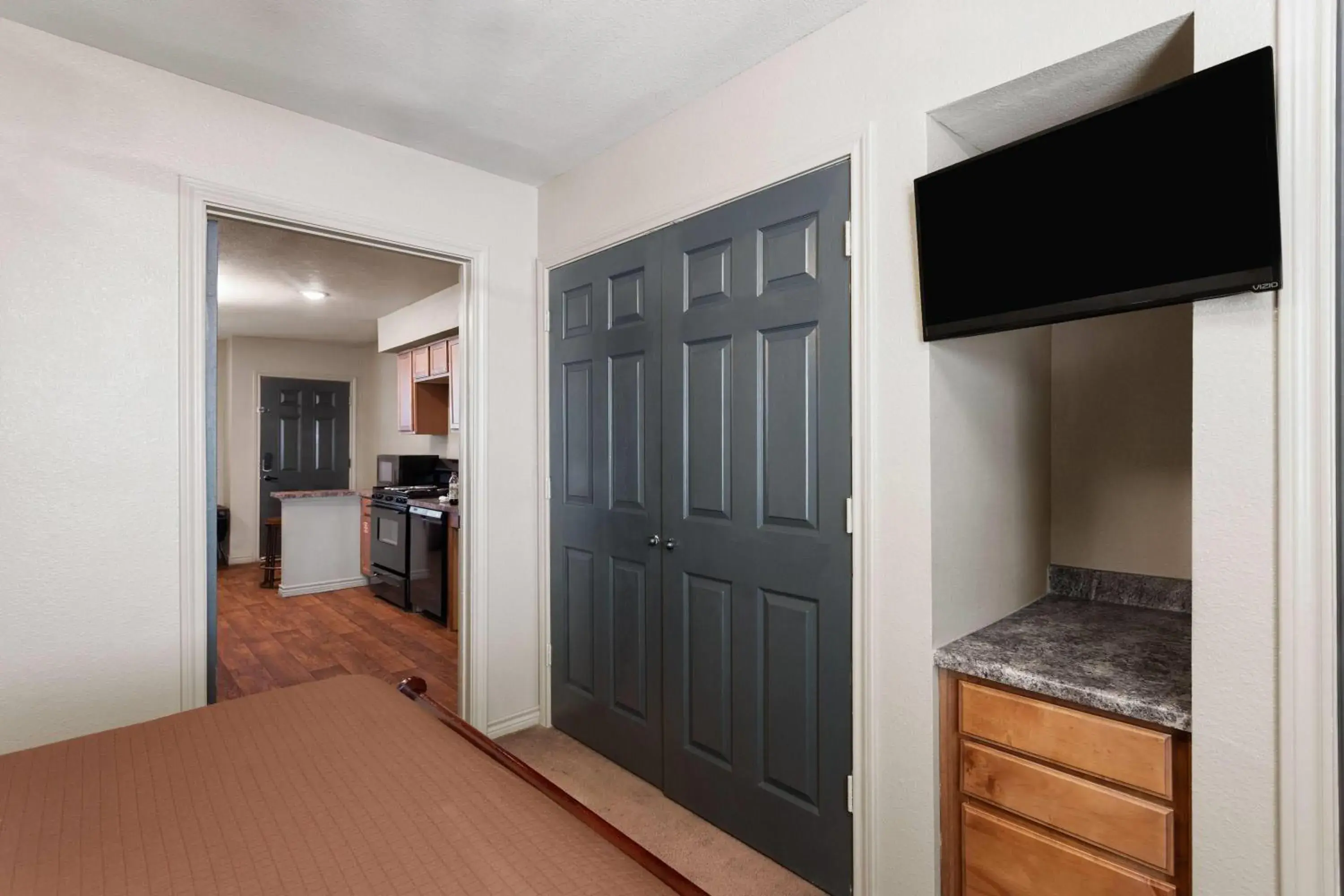 One-Bedroom Queen Suite with Mobility Access and Roll-In Shower, Non-Smoking in Eagle's Den Suites Big Spring a Travelodge by Wyndham One-Bedroom Queen Suite with Mobility Access and Roll-In Shower, Non-Smoking in Eagle's Den Suites Big Spring a Travelodge by Wyndham