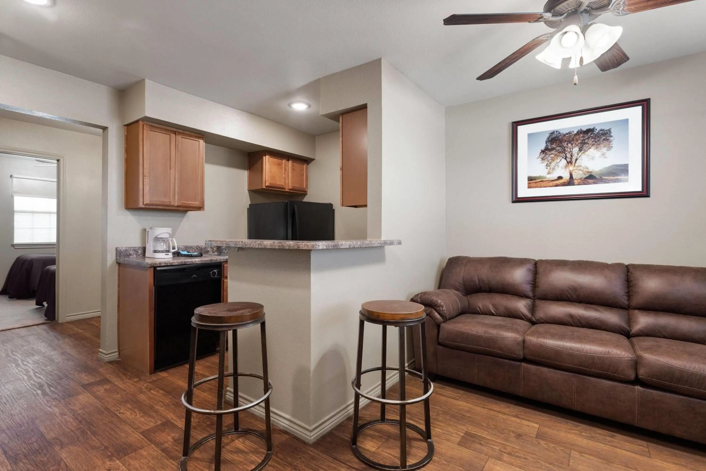 Kitchen or kitchenette in Eagle's Den Suites Big Spring a Travelodge by Wyndham