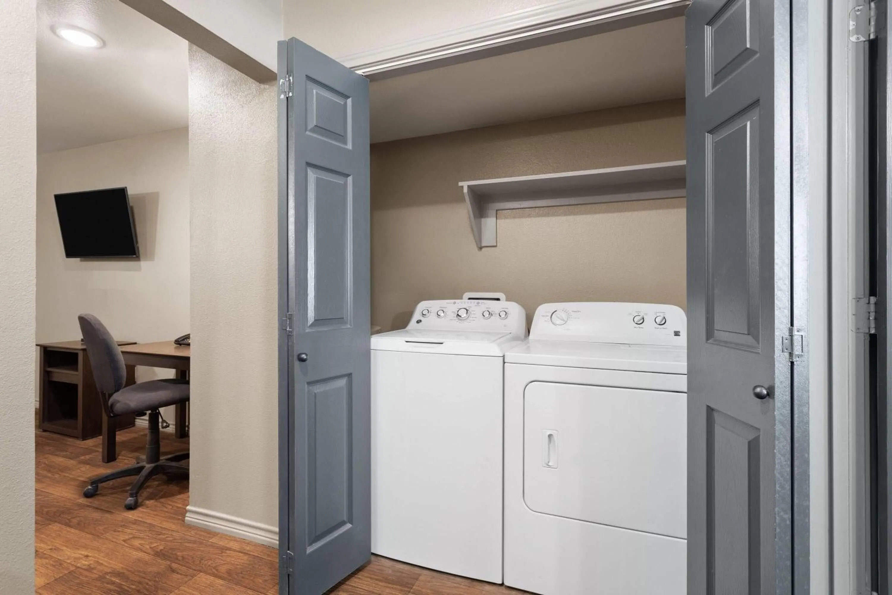 washing machine in Eagle's Den Suites Big Spring a Travelodge by Wyndham