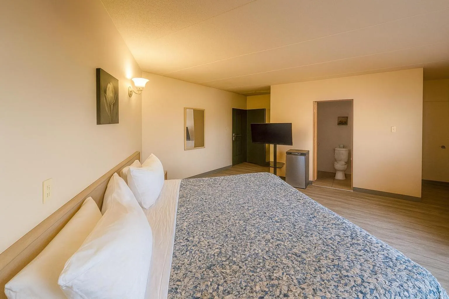 Junior Suite King Bed in Motel St-Eustache