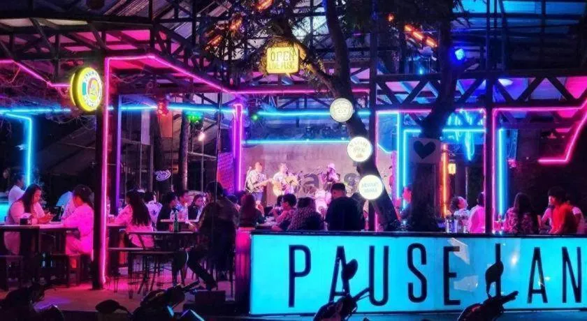 PAUSE Resort & Bar