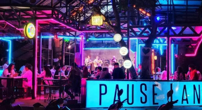 PAUSE Resort & Bar