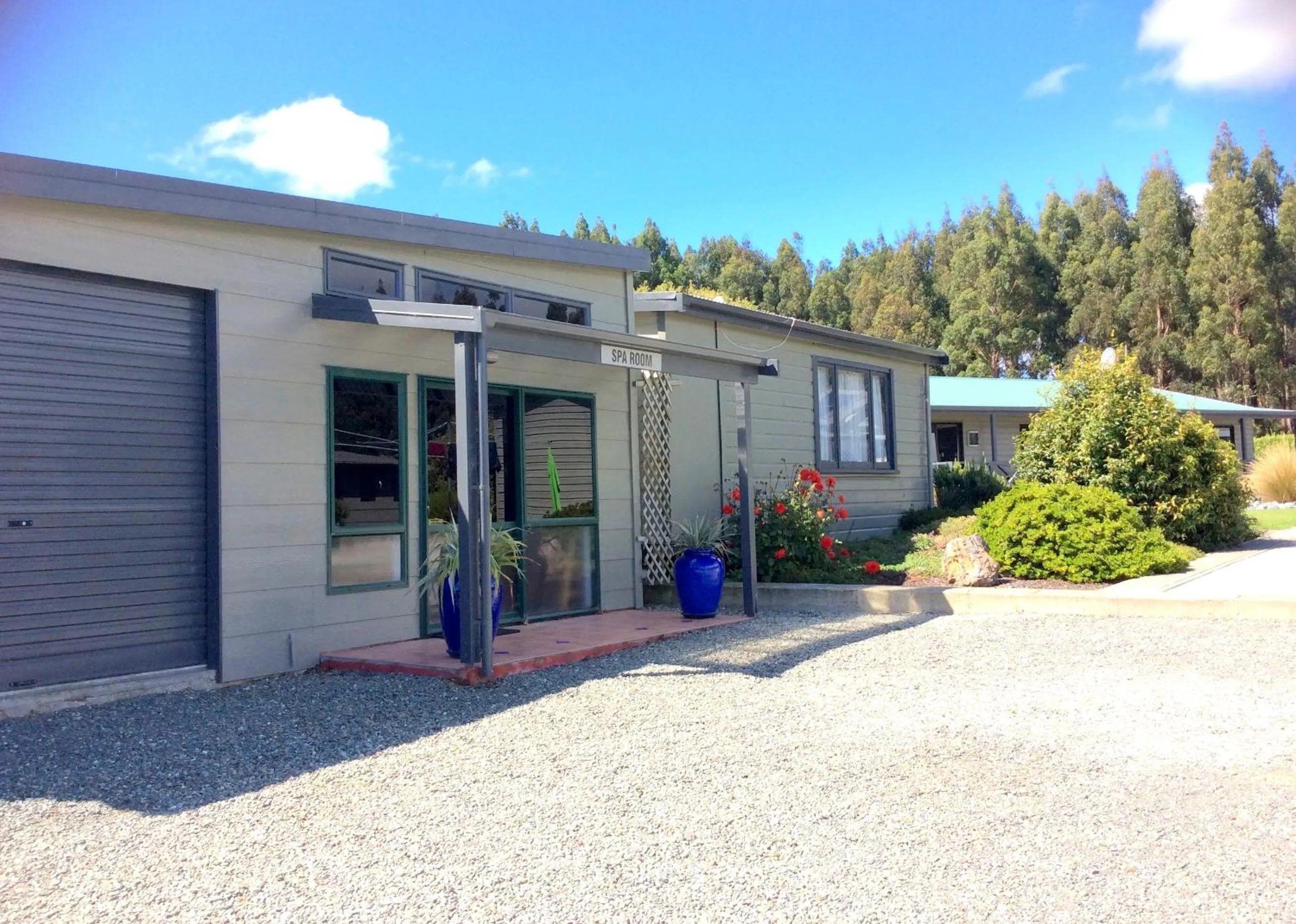 Facade/entrance in Fiordland Great Views Holiday Park