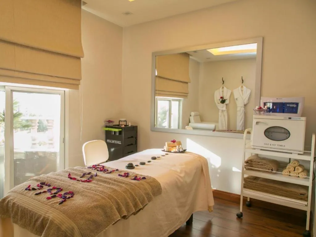 Bed in Gulf Pearls Hotel