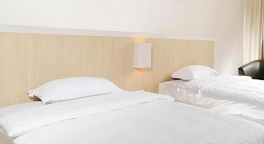 Bed in Royal Hotel n' Lounge