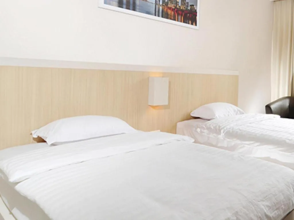 Bed in Royal Hotel n' Lounge