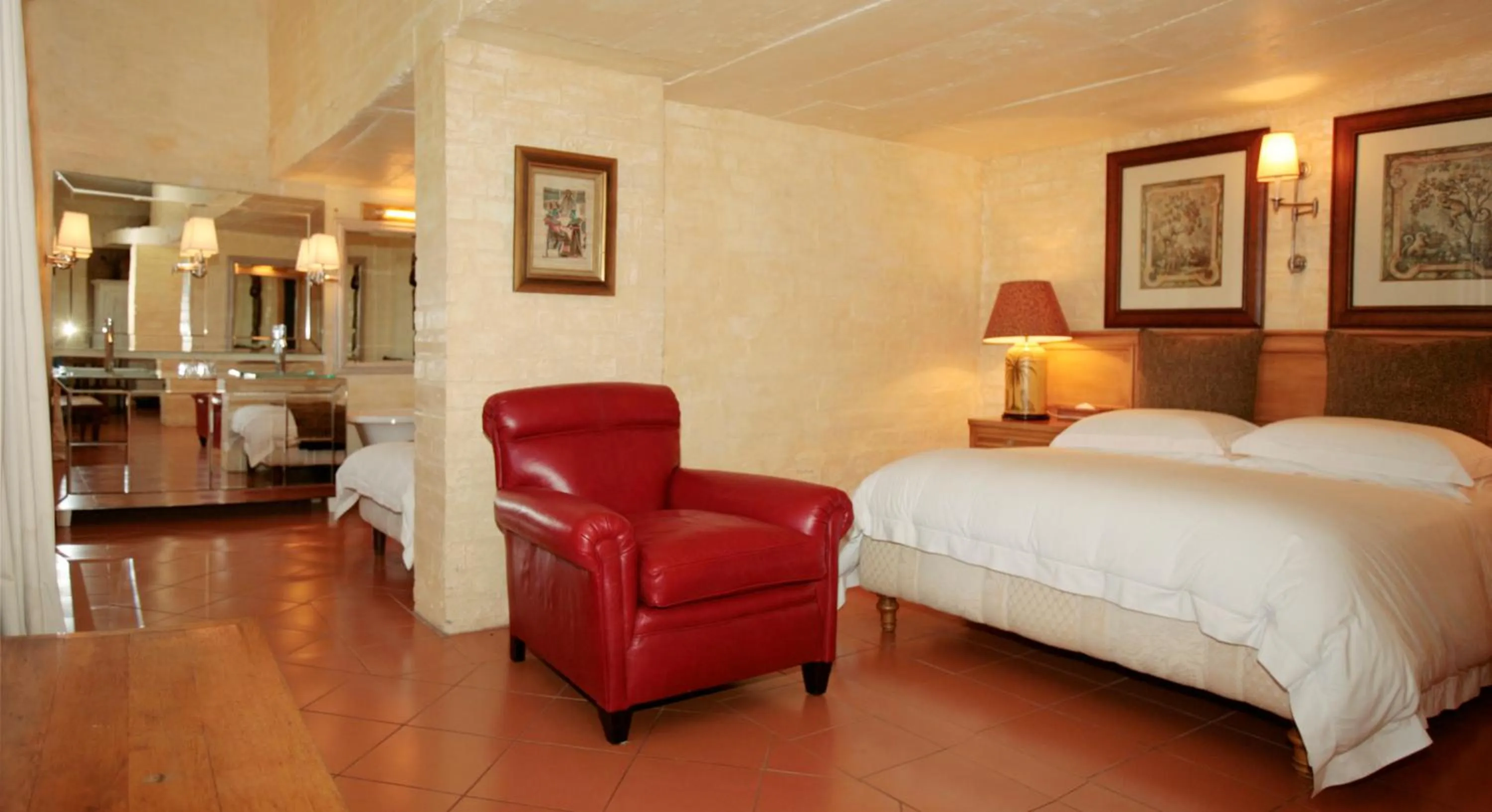 Photo of the whole room, Bed in Colona Castle