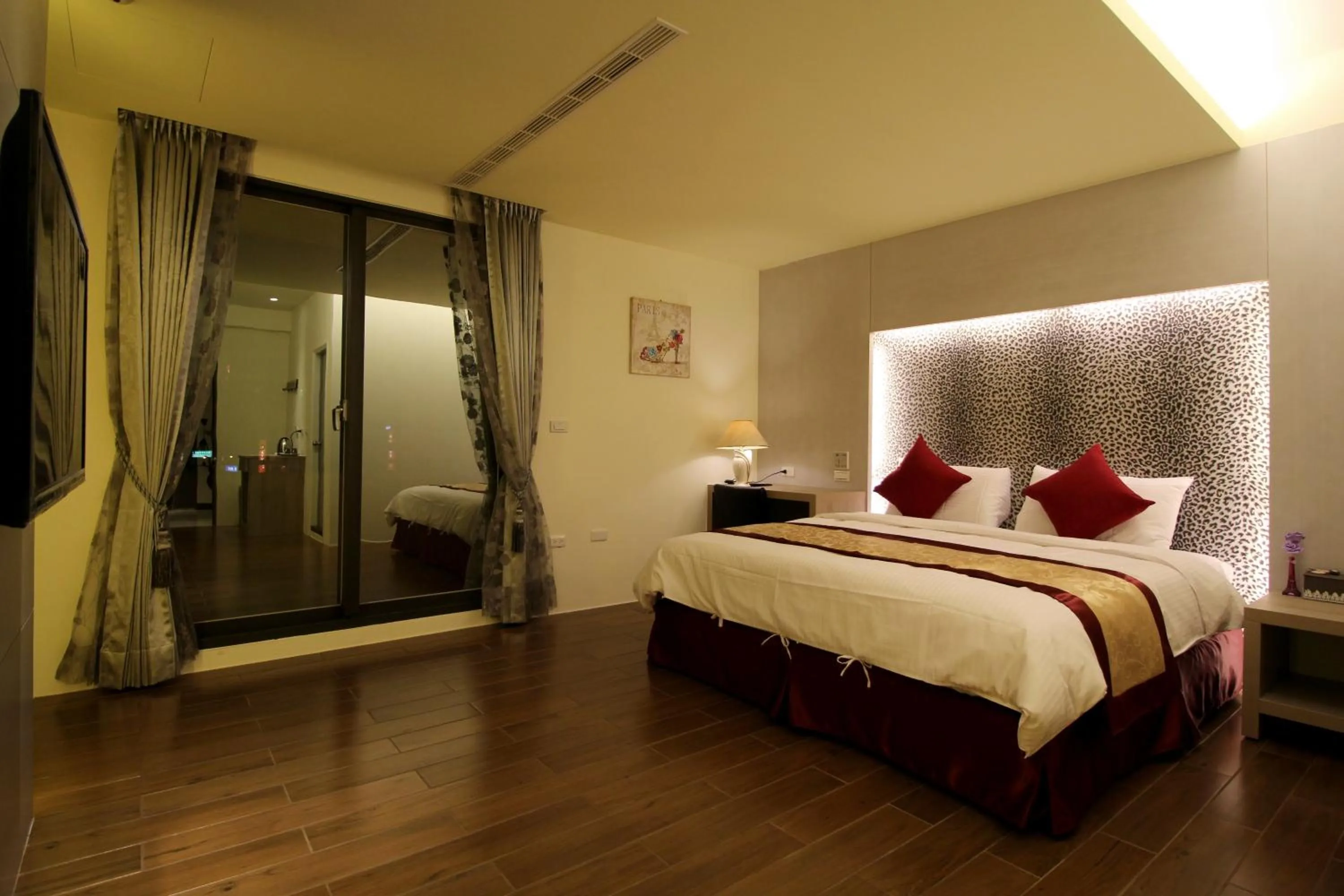 Bathroom, Bed in Maui B&B