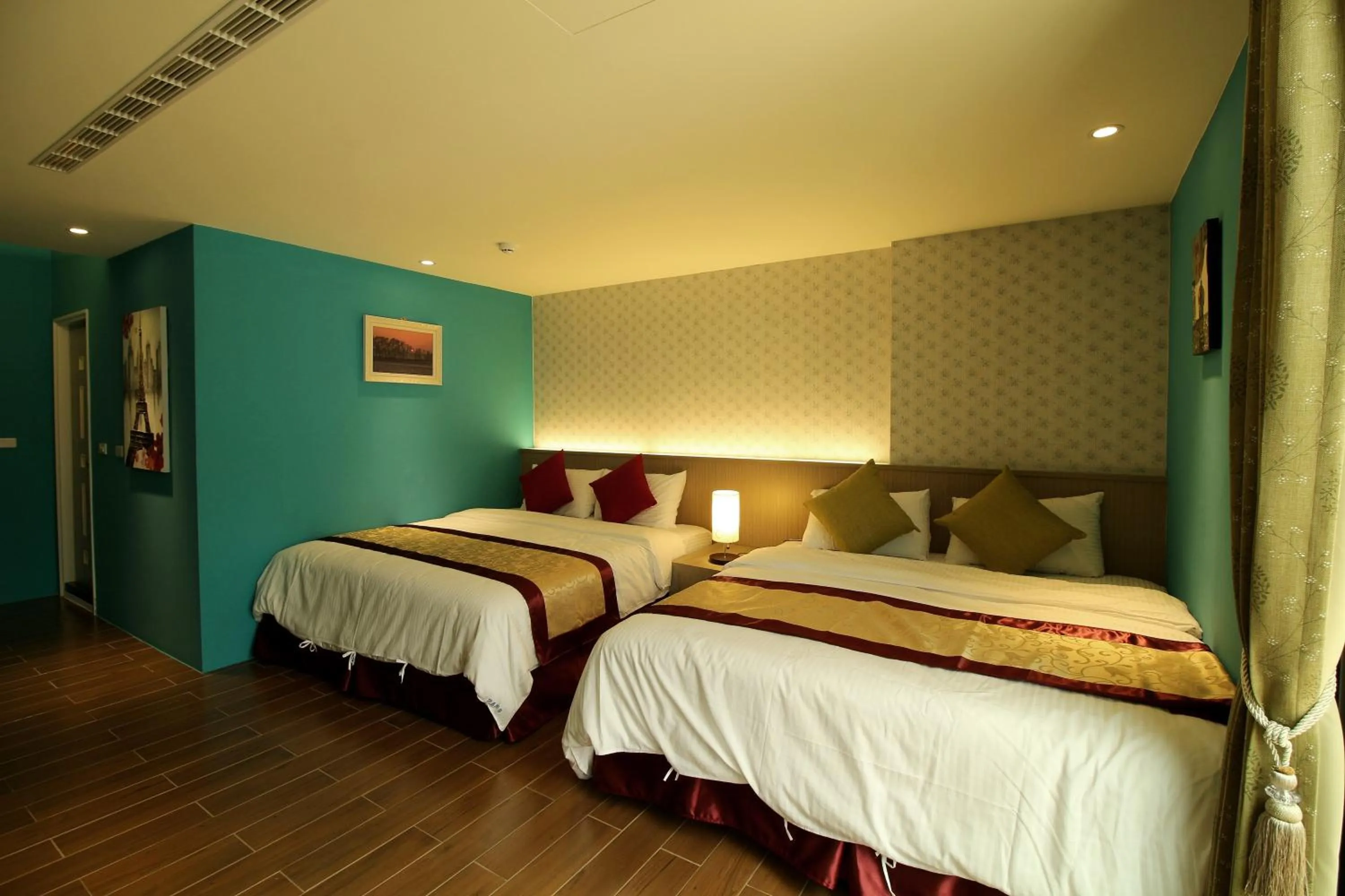 Shower, Bed in Maui B&B