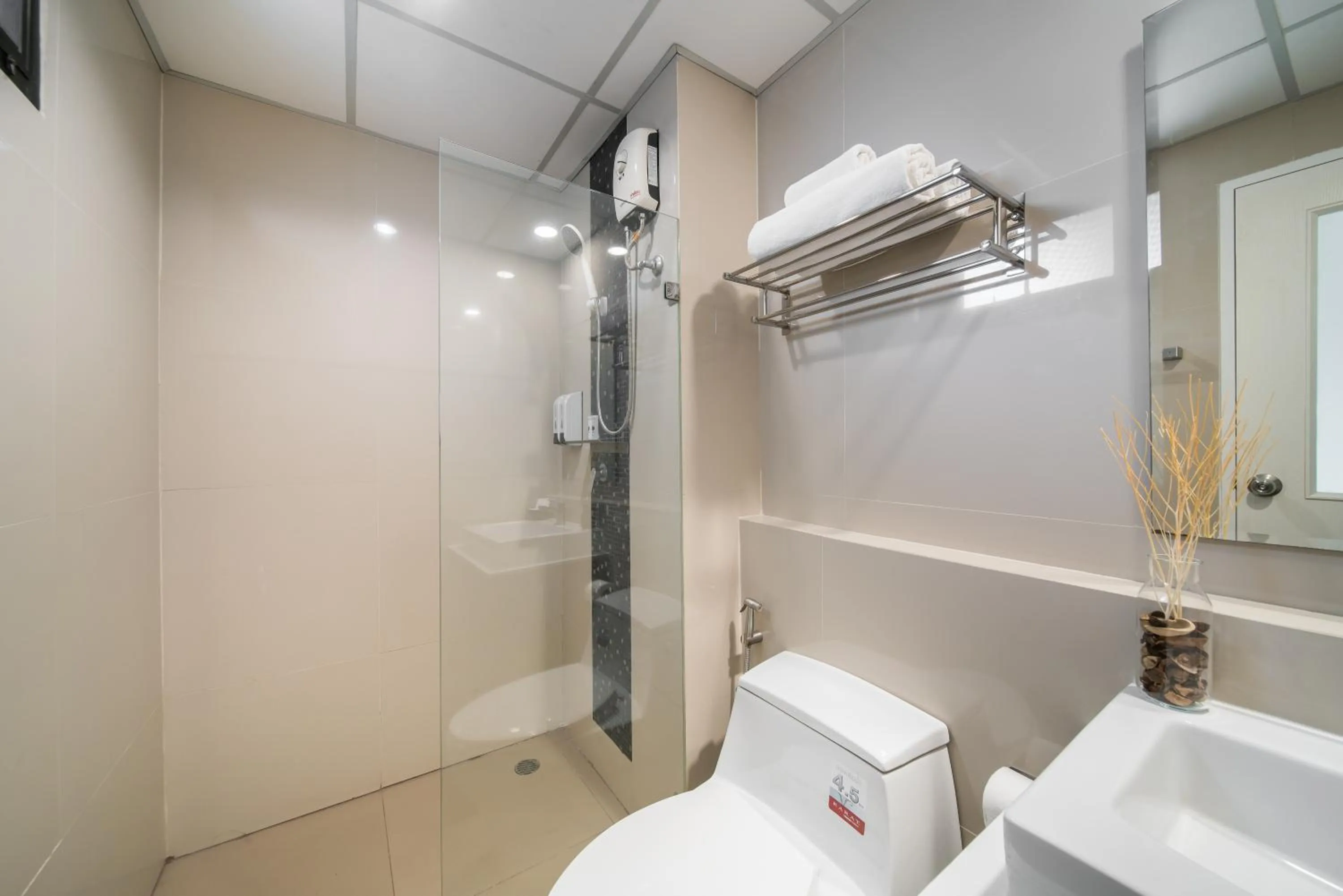 Toilet in De Botan Srinakarin Hotel & Residence