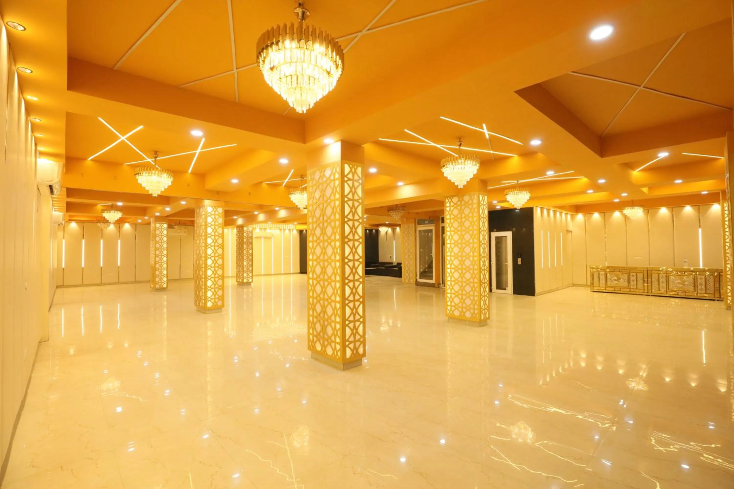 Banquet/Function facilities in CORPORATE STAYS-Golf Course Road