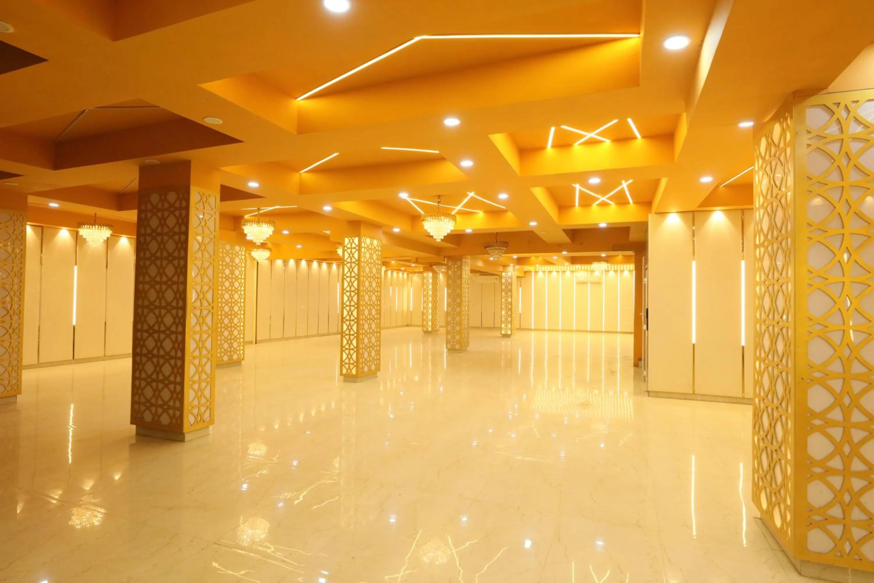 Banquet/Function facilities in CORPORATE STAYS-Golf Course Road