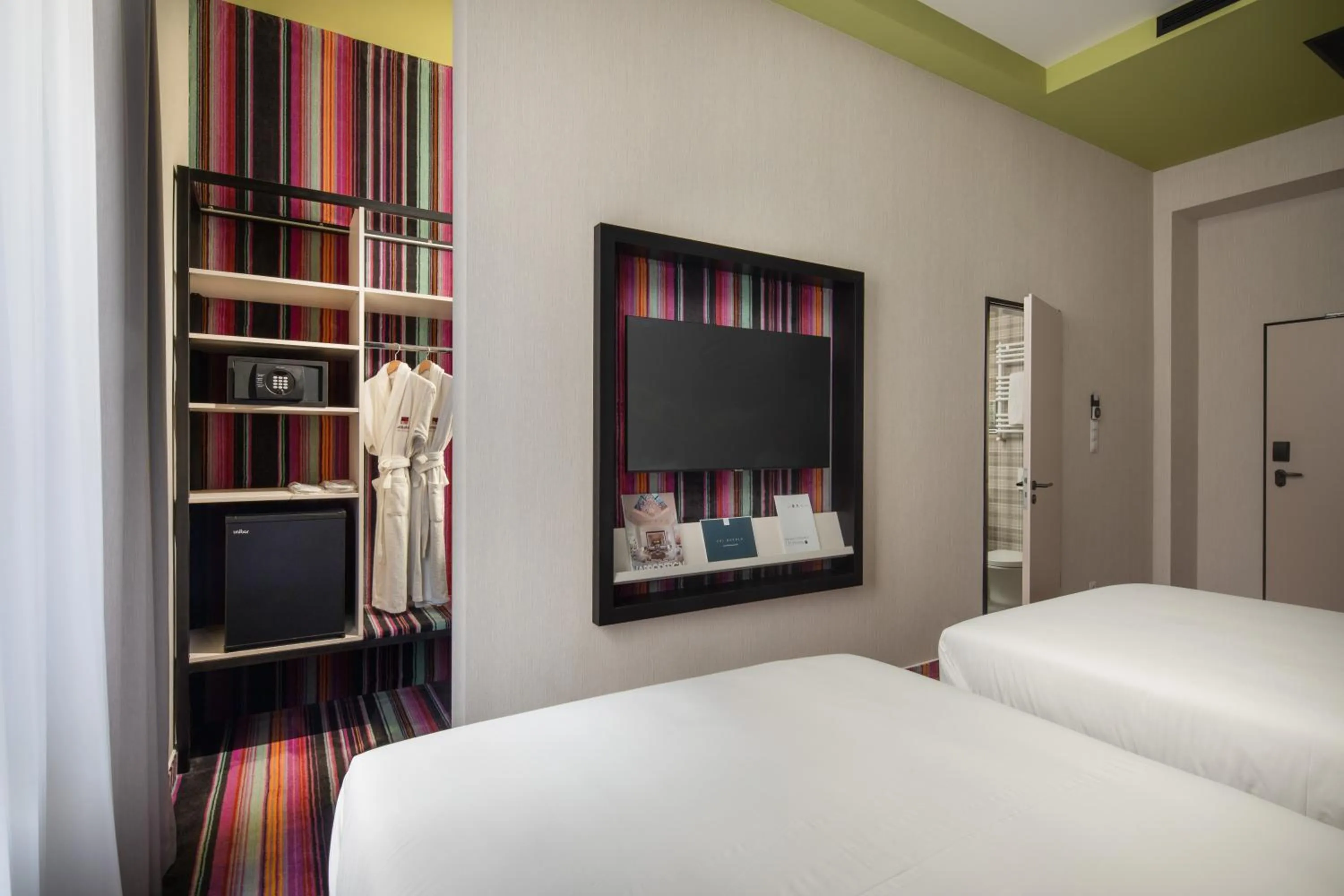 TV and multimedia, Bed in Mamaison Vibe Hotel Downtown Budapest
