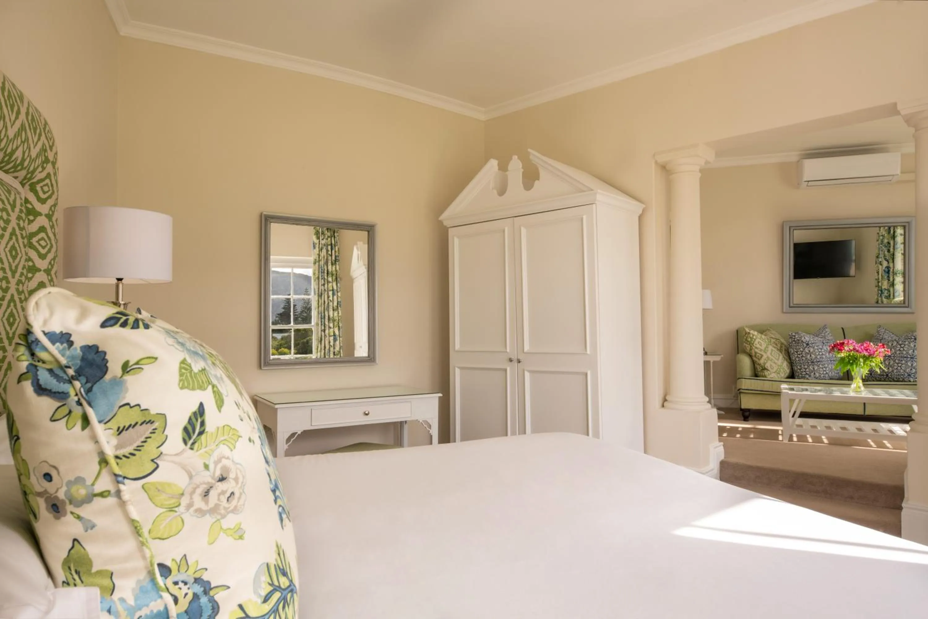 Living room, Bed in The Marine Hermanus