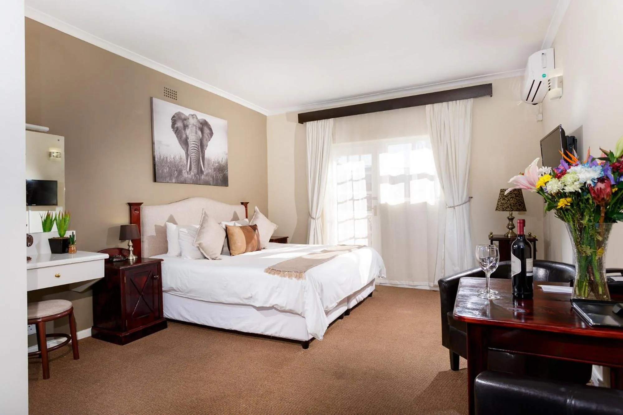 Bedroom in Best Western Cape Suites Hotel