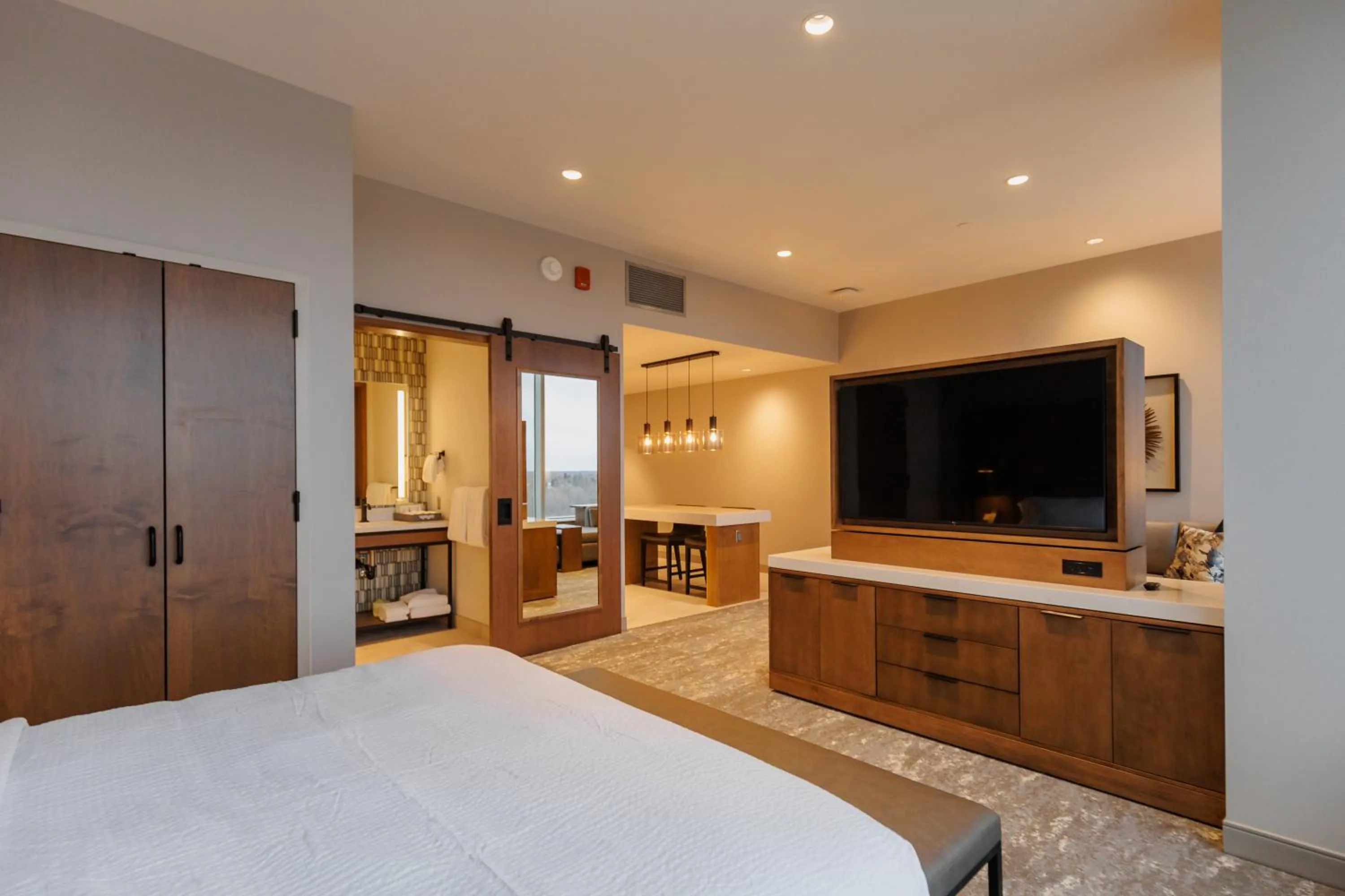Photo of the whole room, Bed in Highpoint Hotel