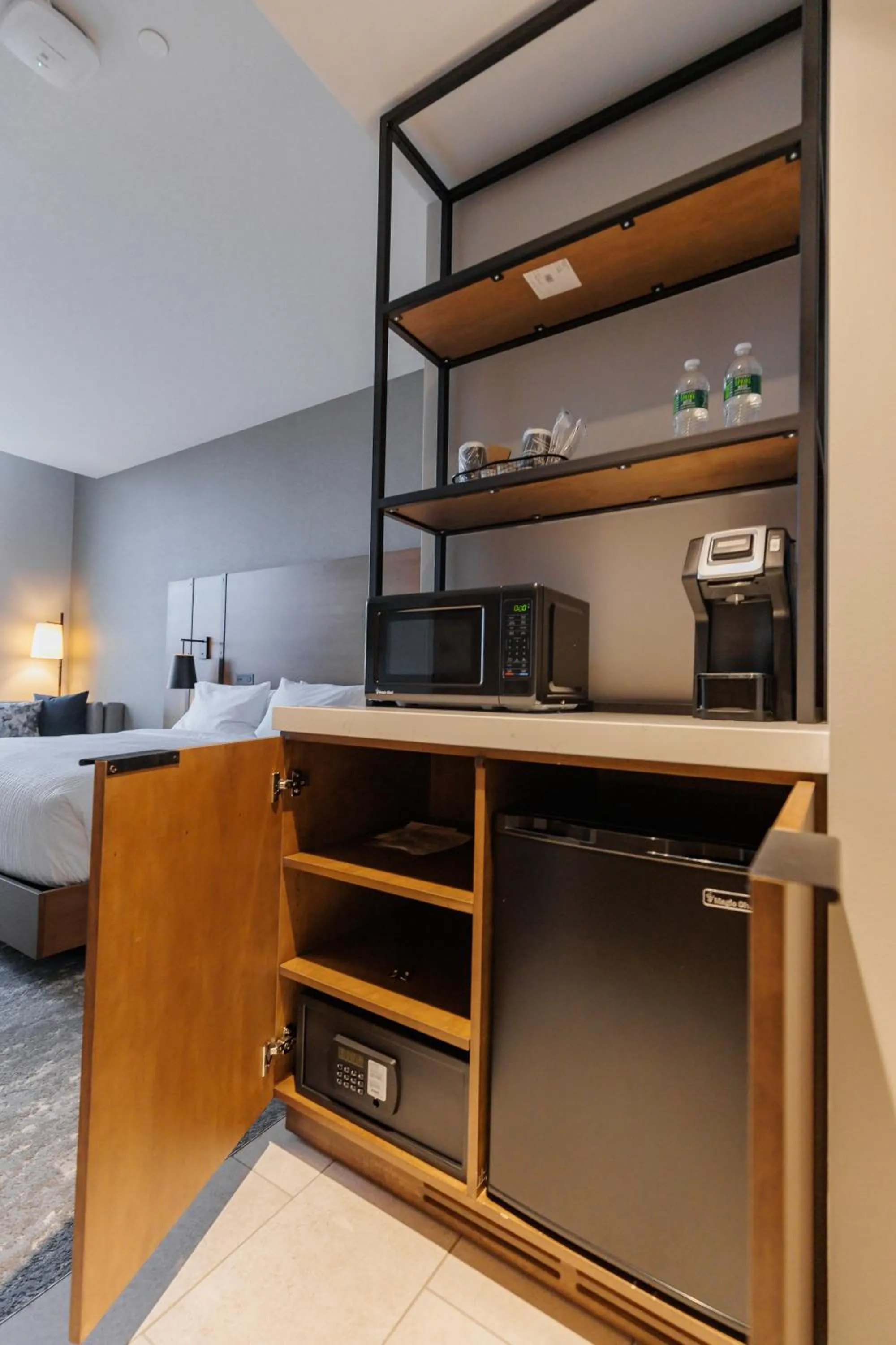 microwave, Bed in Highpoint Hotel