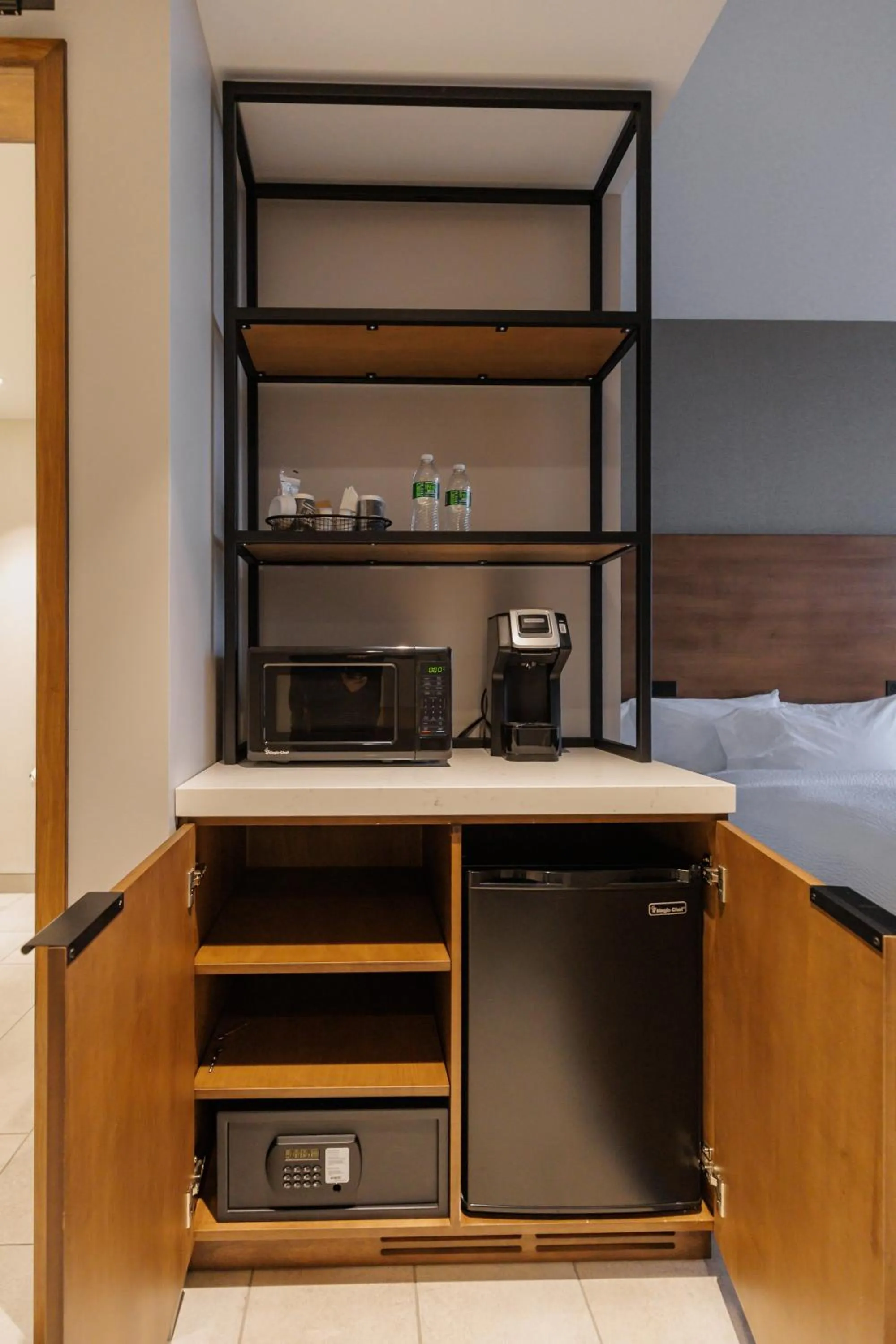 microwave, Bed in Highpoint Hotel