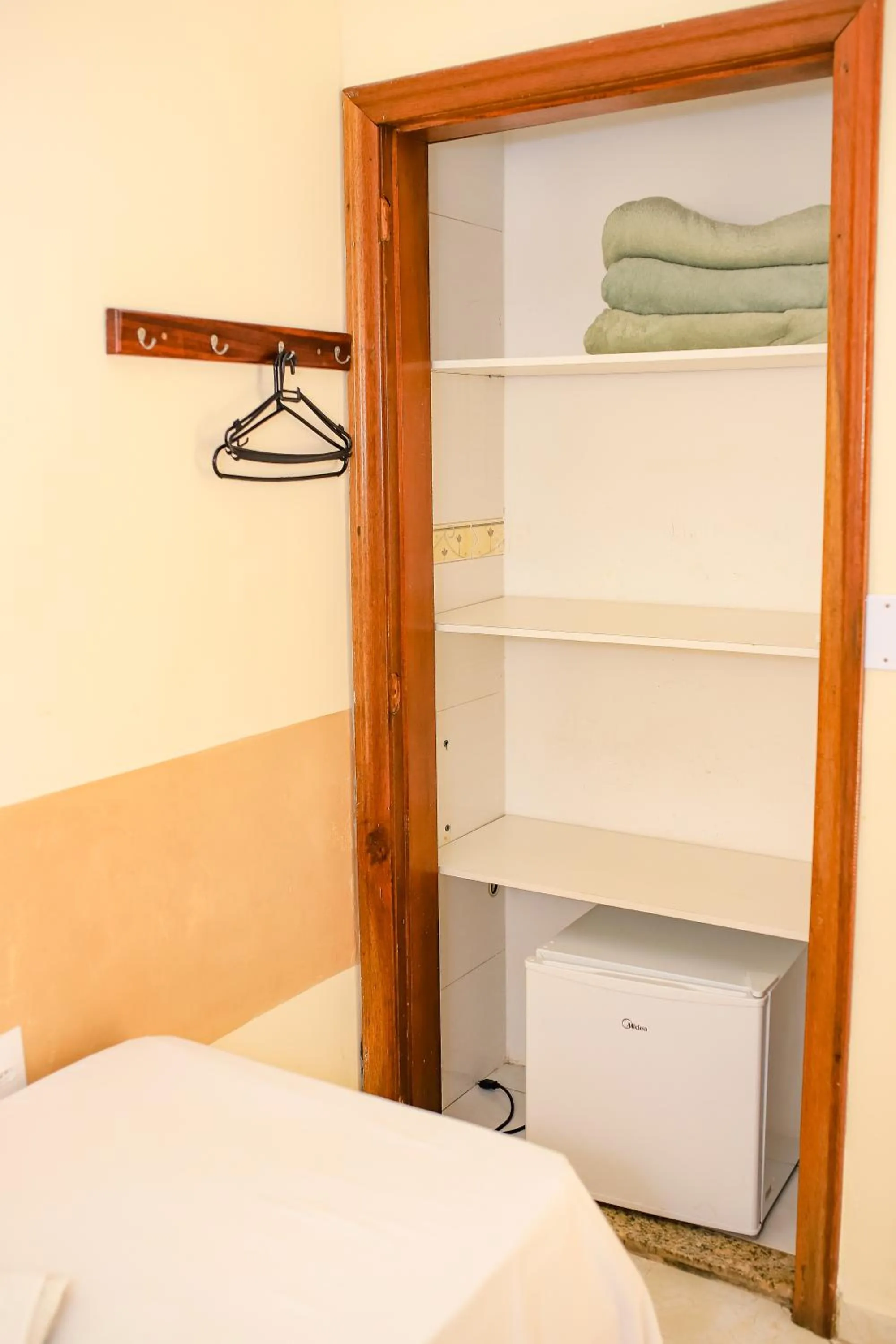 wardrobe, Bed in Pousada Santa Cruz
