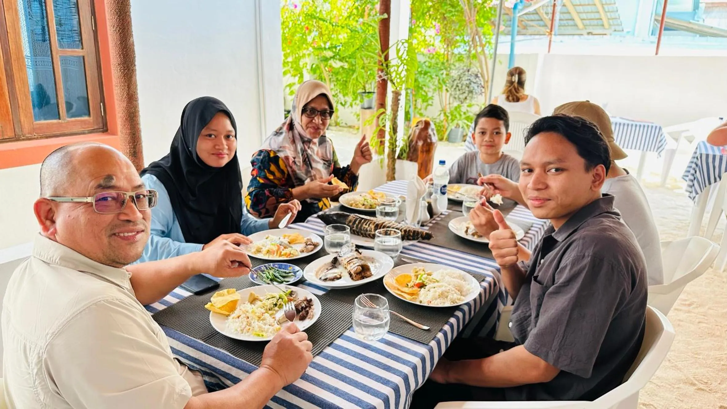 Restaurant/places to eat in Masfalhi View Inn