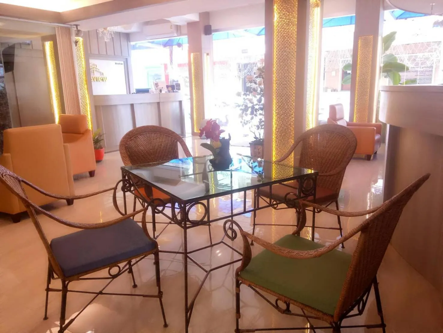 Dining area in Seaview Sriracha Hotel