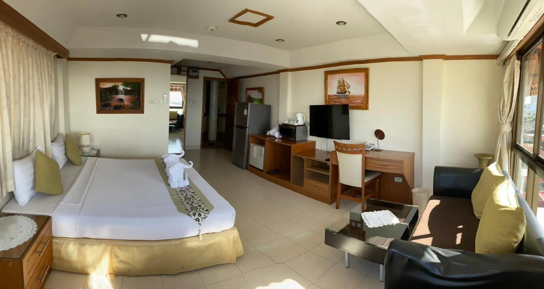 Bed in Seaview Sriracha Hotel