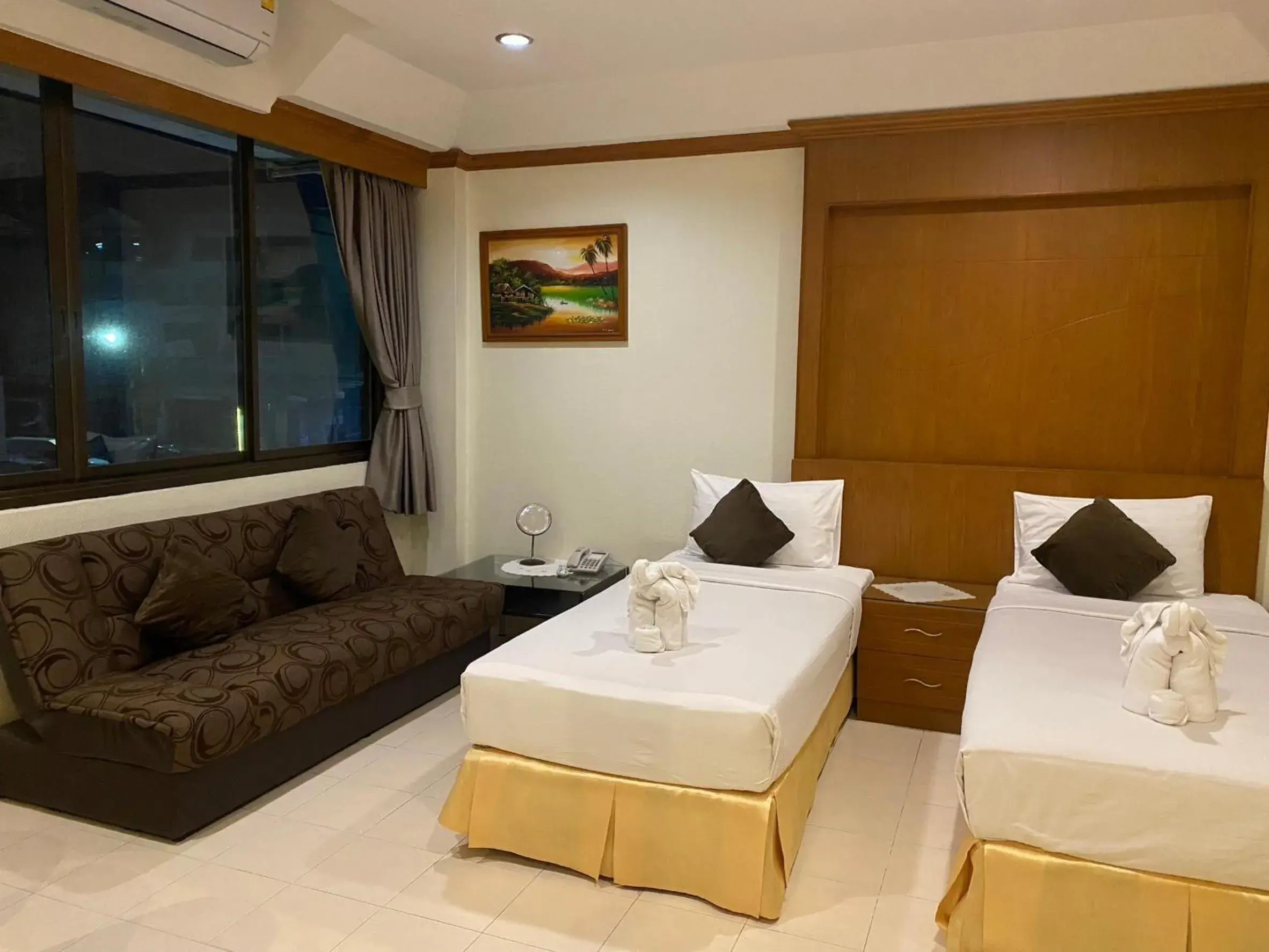 Photo of the whole room, Bed in Seaview Sriracha Hotel Photo of the whole room, Bed in Seaview Sriracha Hotel