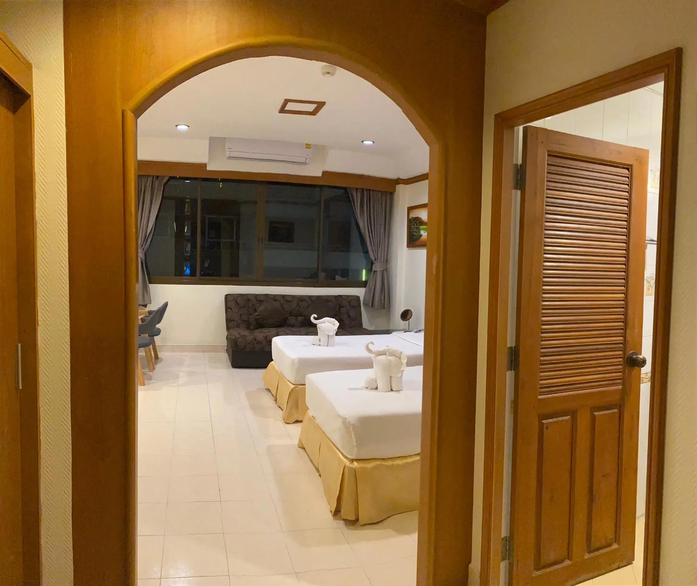 Photo of the whole room, Bed in Seaview Sriracha Hotel