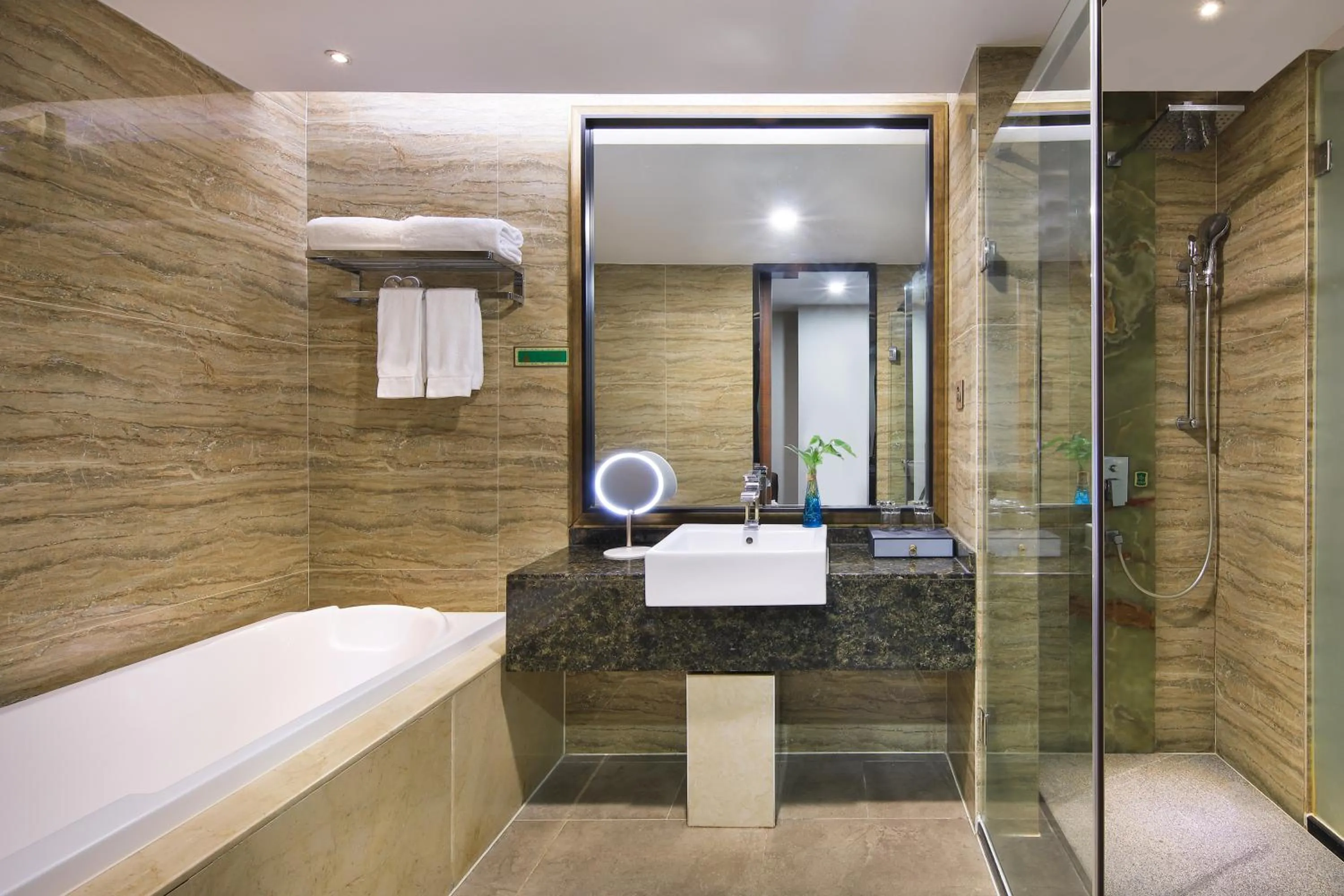 Bathroom in Venus Royal Hotel Guilin Elephant Trunk Hill & Sun and Moon Twin Towers Branch