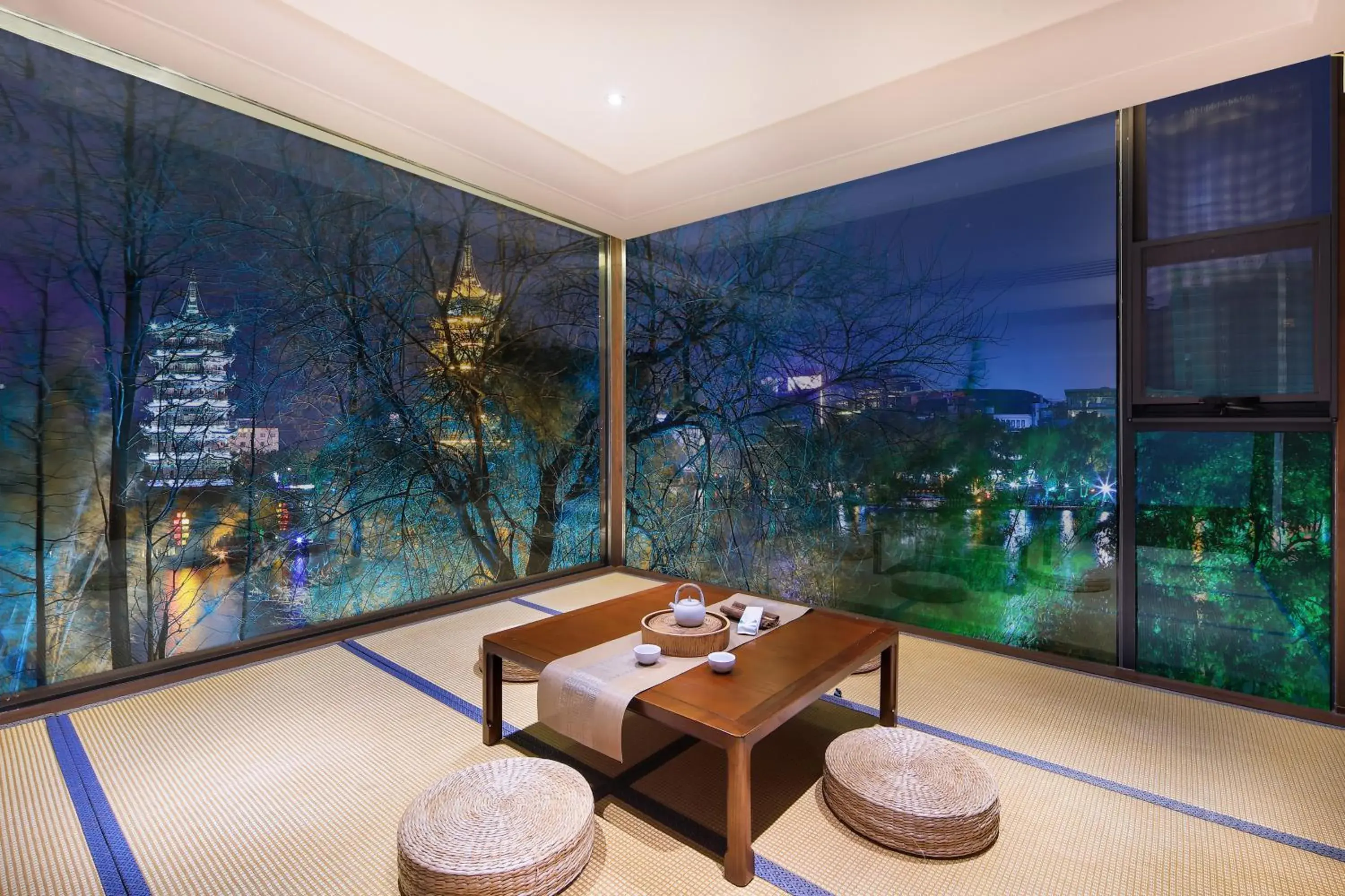 Suite with Lake View in Venus Royal Hotel Guilin Elephant Trunk Hill & Sun and Moon Twin Towers Branch Suite with Lake View in Venus Royal Hotel Guilin Elephant Trunk Hill & Sun and Moon Twin Towers Branch