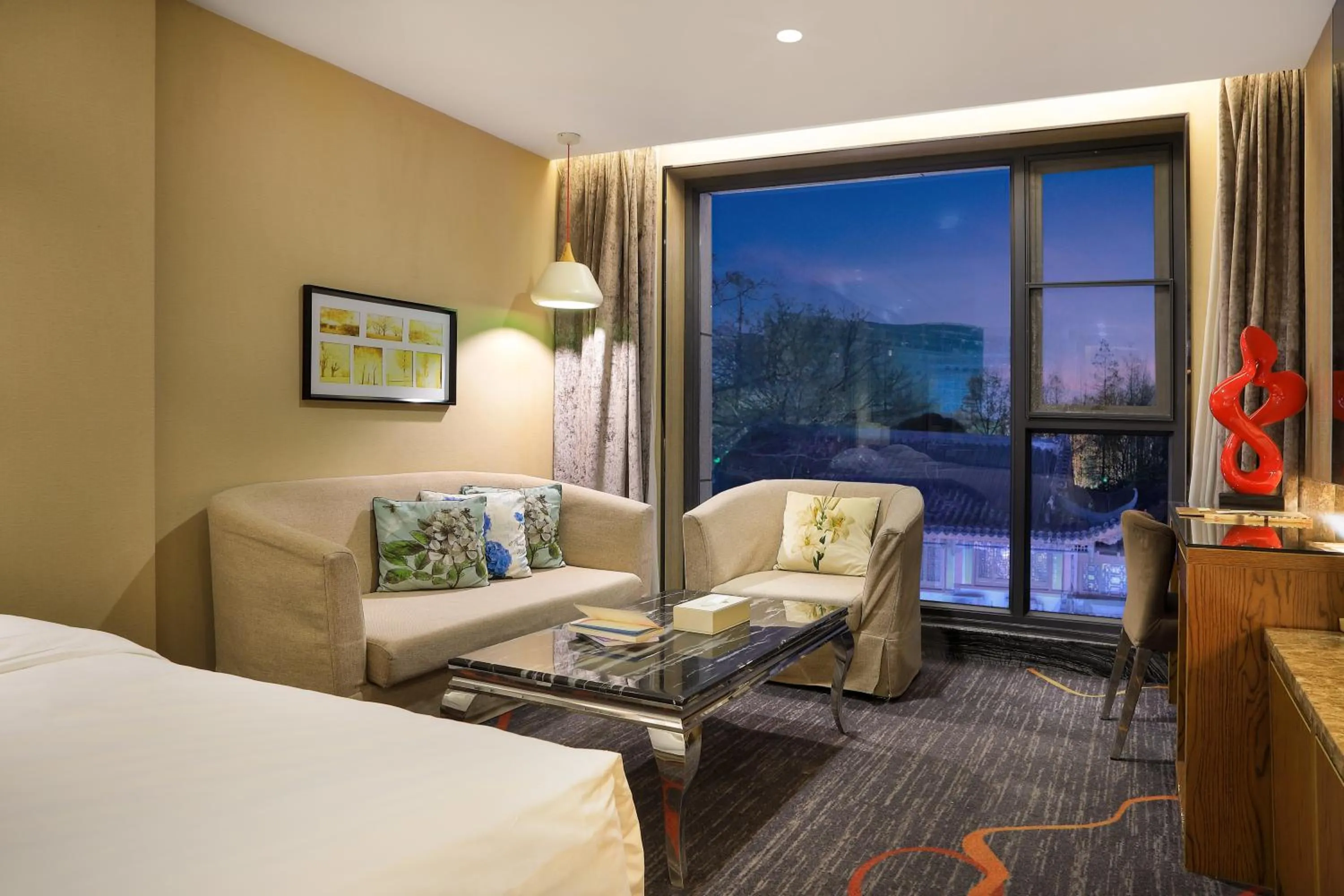 Night, Bed in Venus Royal Hotel Guilin Elephant Trunk Hill & Sun and Moon Twin Towers Branch