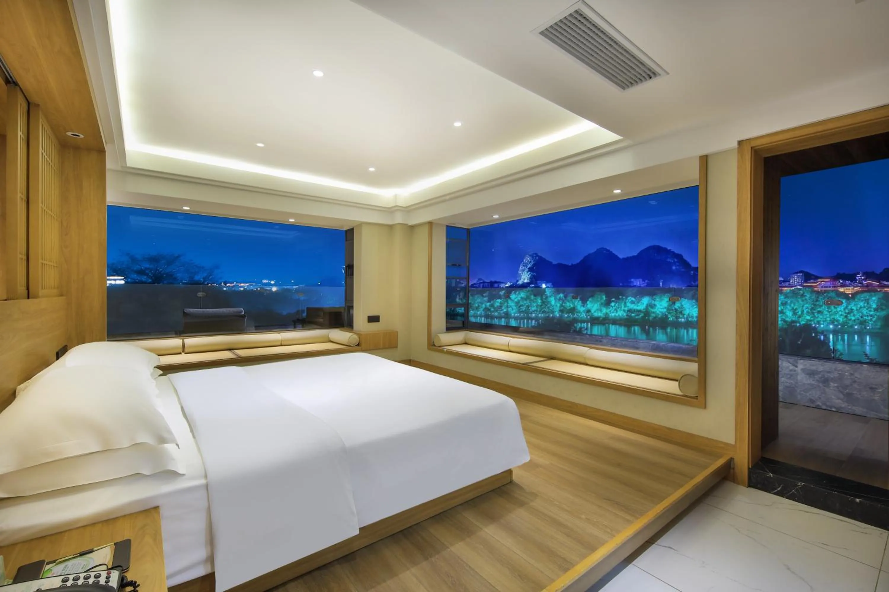 Bed in Venus Royal Hotel Guilin Elephant Trunk Hill & Sun and Moon Twin Towers Branch