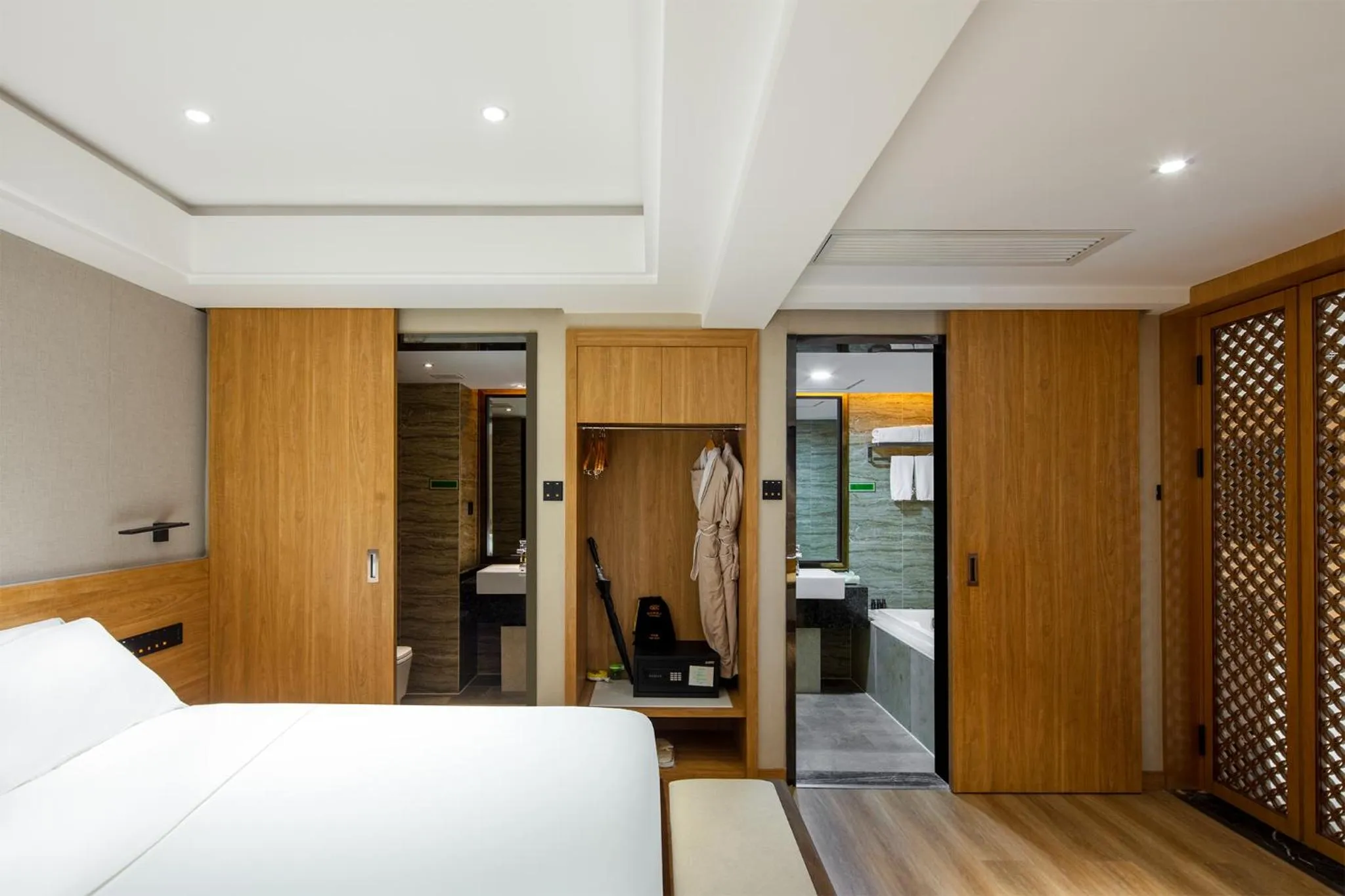 Bed in Venus Royal Hotel Guilin Elephant Trunk Hill & Sun and Moon Twin Towers Branch