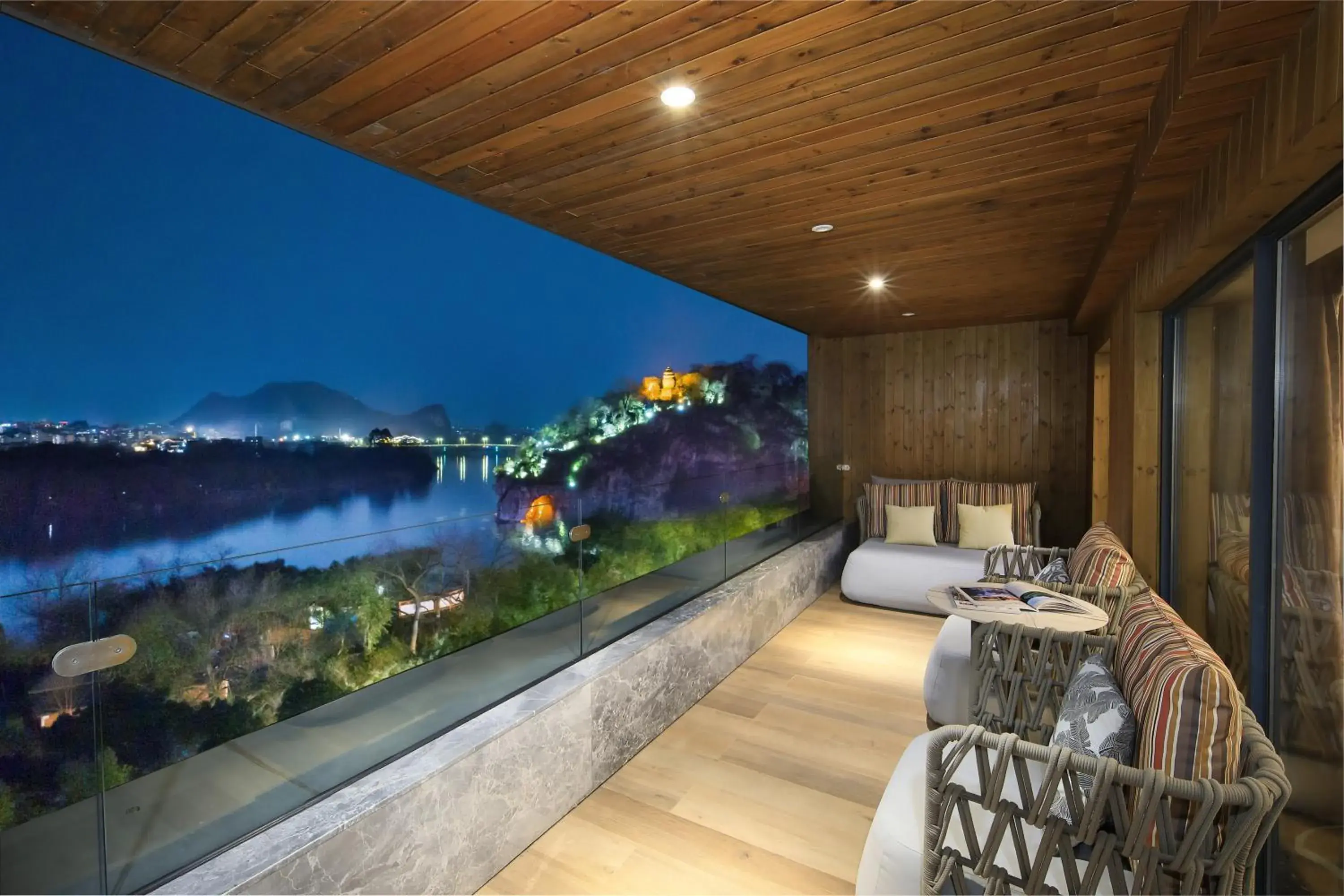 Double Room with Mountain View in Venus Royal Hotel Guilin Elephant Trunk Hill & Sun and Moon Twin Towers Branch Double Room with Mountain View in Venus Royal Hotel Guilin Elephant Trunk Hill & Sun and Moon Twin Towers Branch