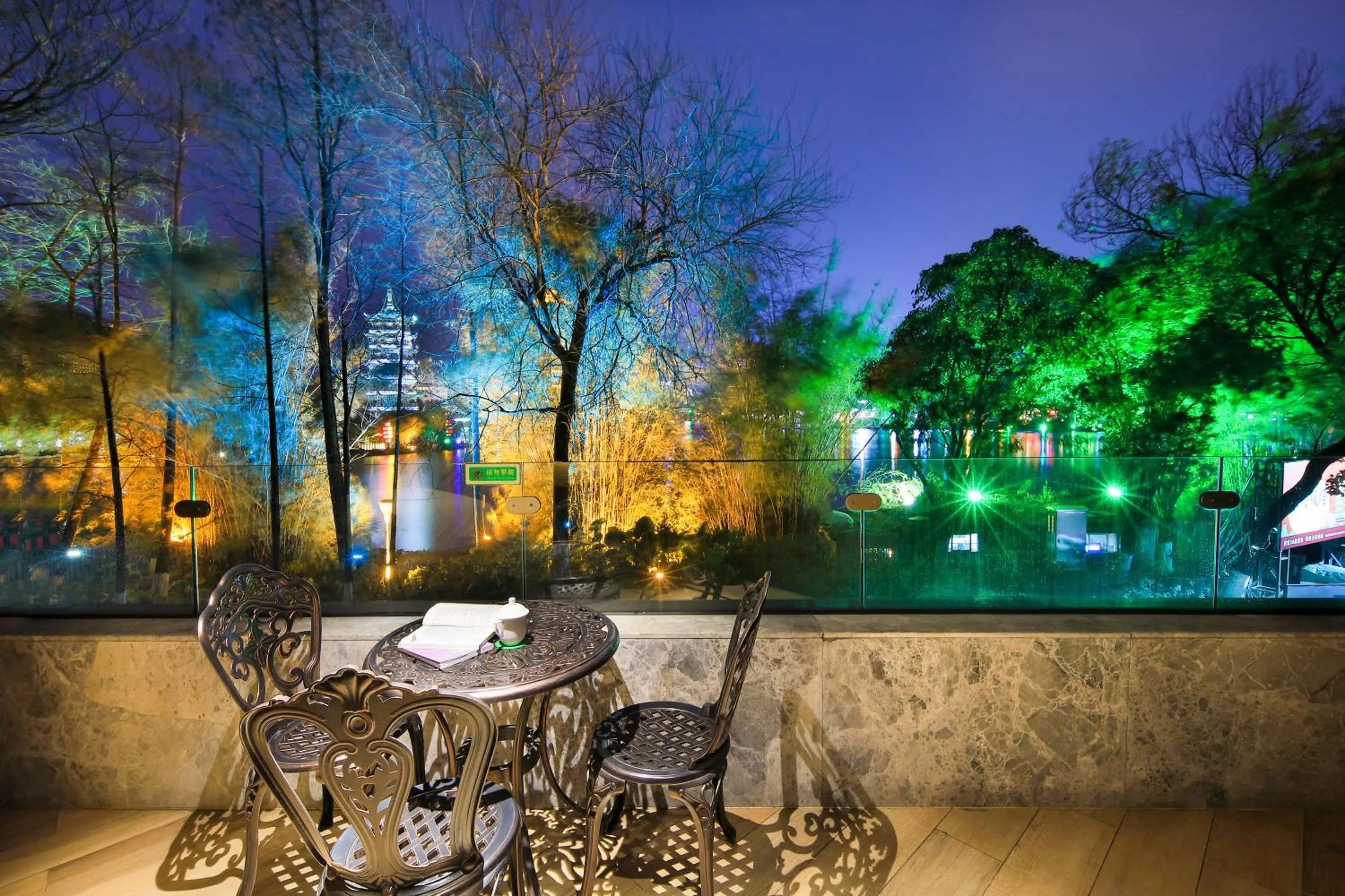 Night in Venus Royal Hotel Guilin Elephant Trunk Hill & Sun and Moon Twin Towers Branch