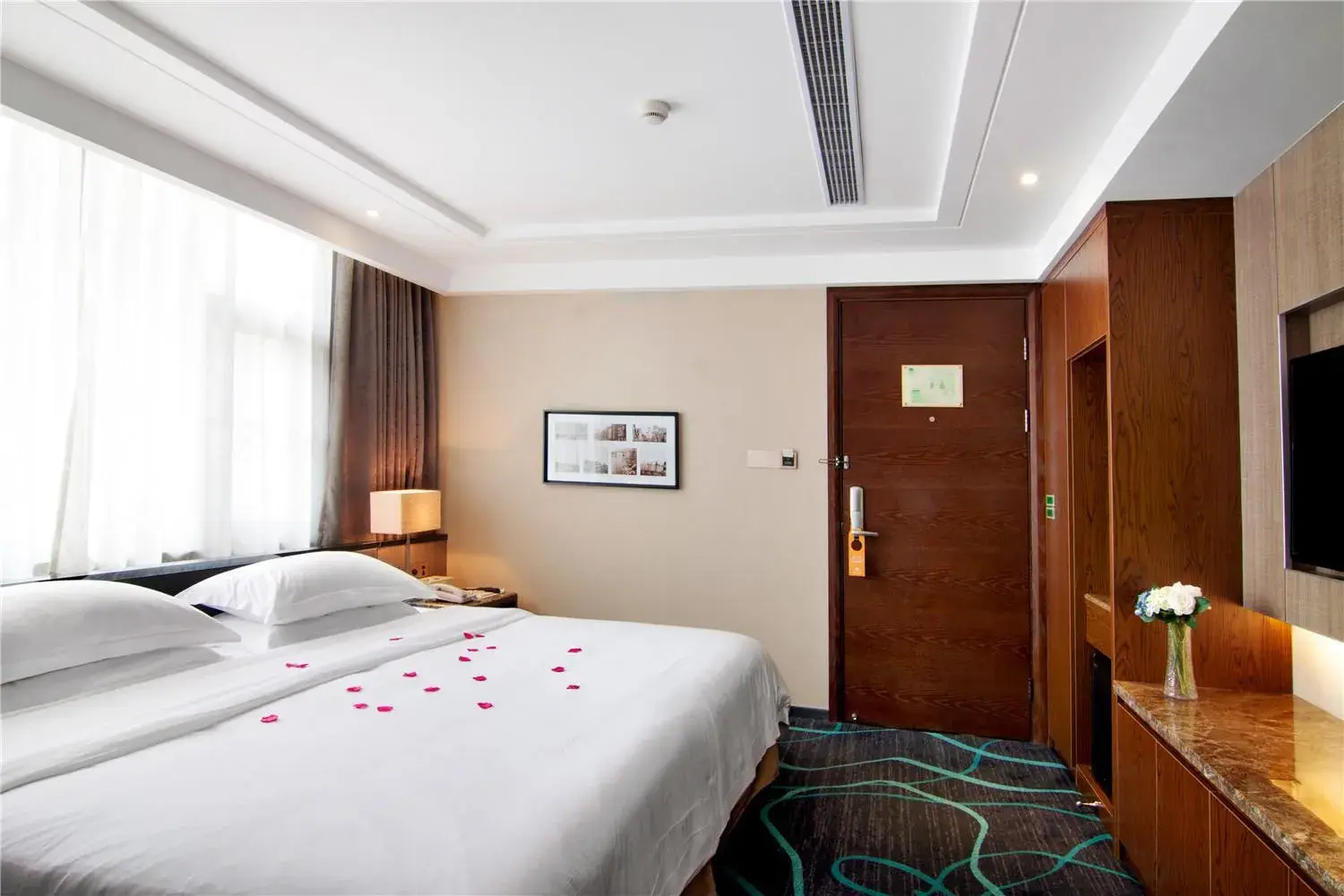 Standard Queen Room in Venus Royal Hotel Guilin Elephant Trunk Hill & Sun and Moon Twin Towers Branch Standard Queen Room in Venus Royal Hotel Guilin Elephant Trunk Hill & Sun and Moon Twin Towers Branch